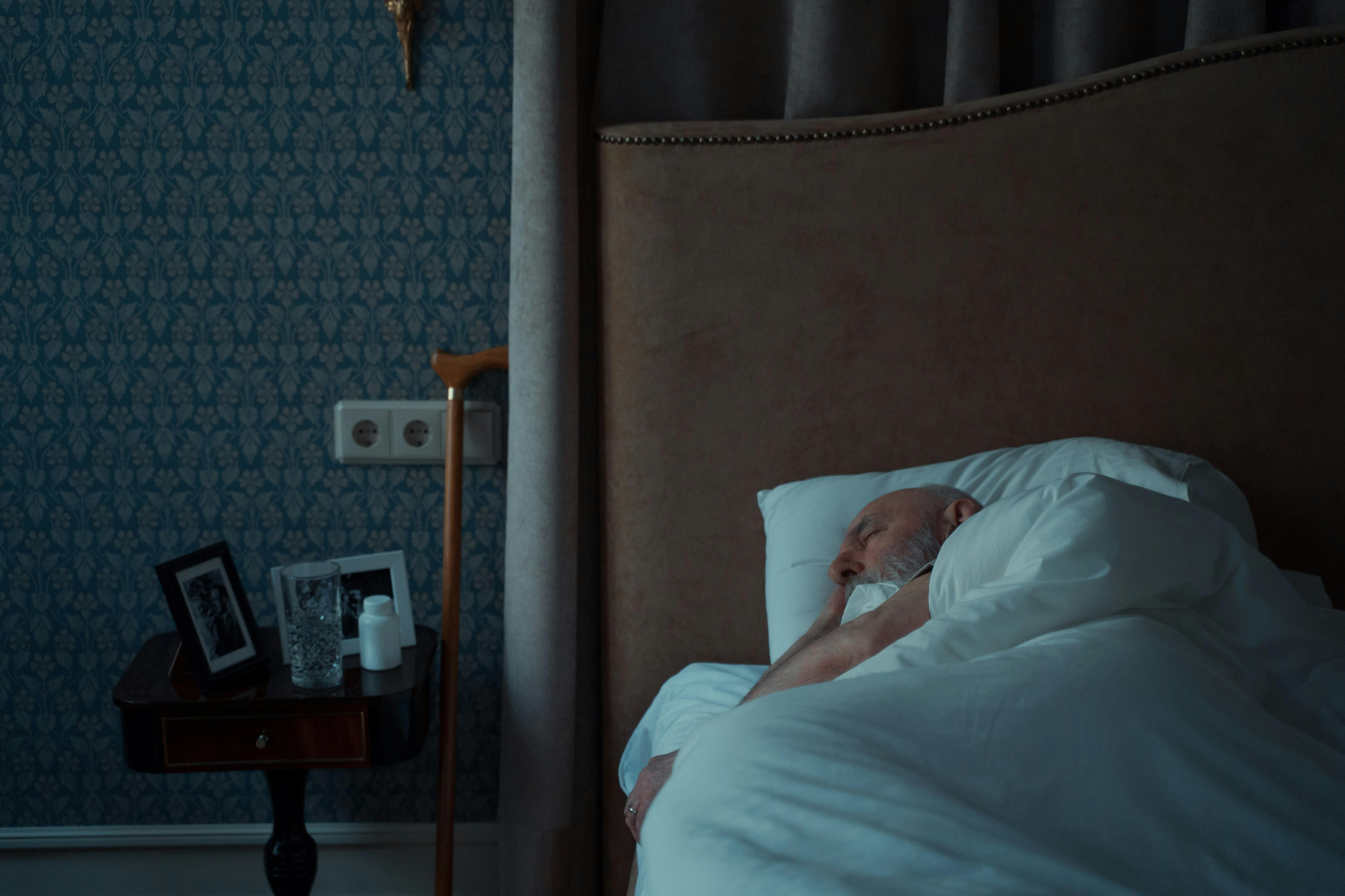 A man pictured sleeping | Source: Pexels