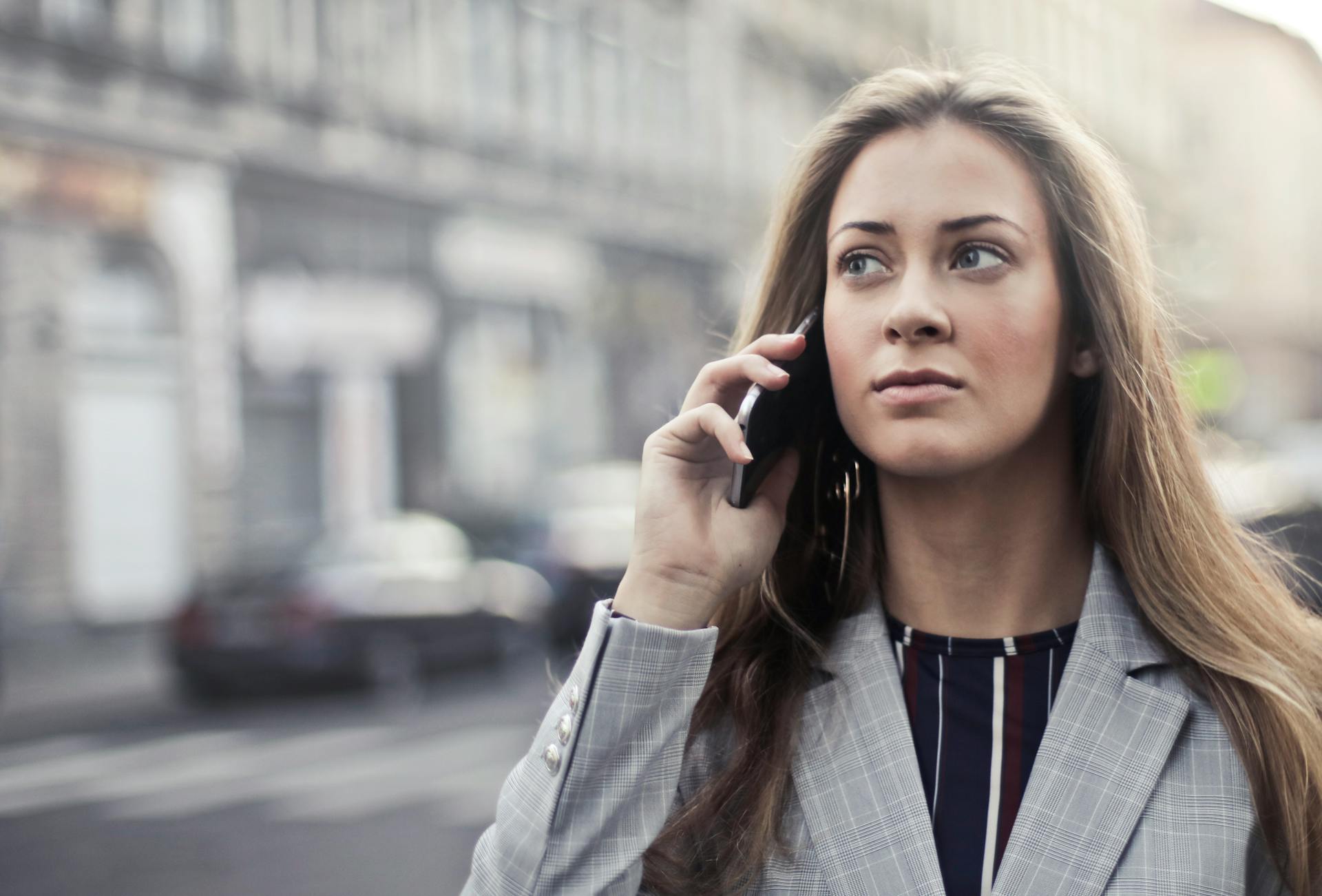 A woman speaking on her cell phone | Source: Pexels