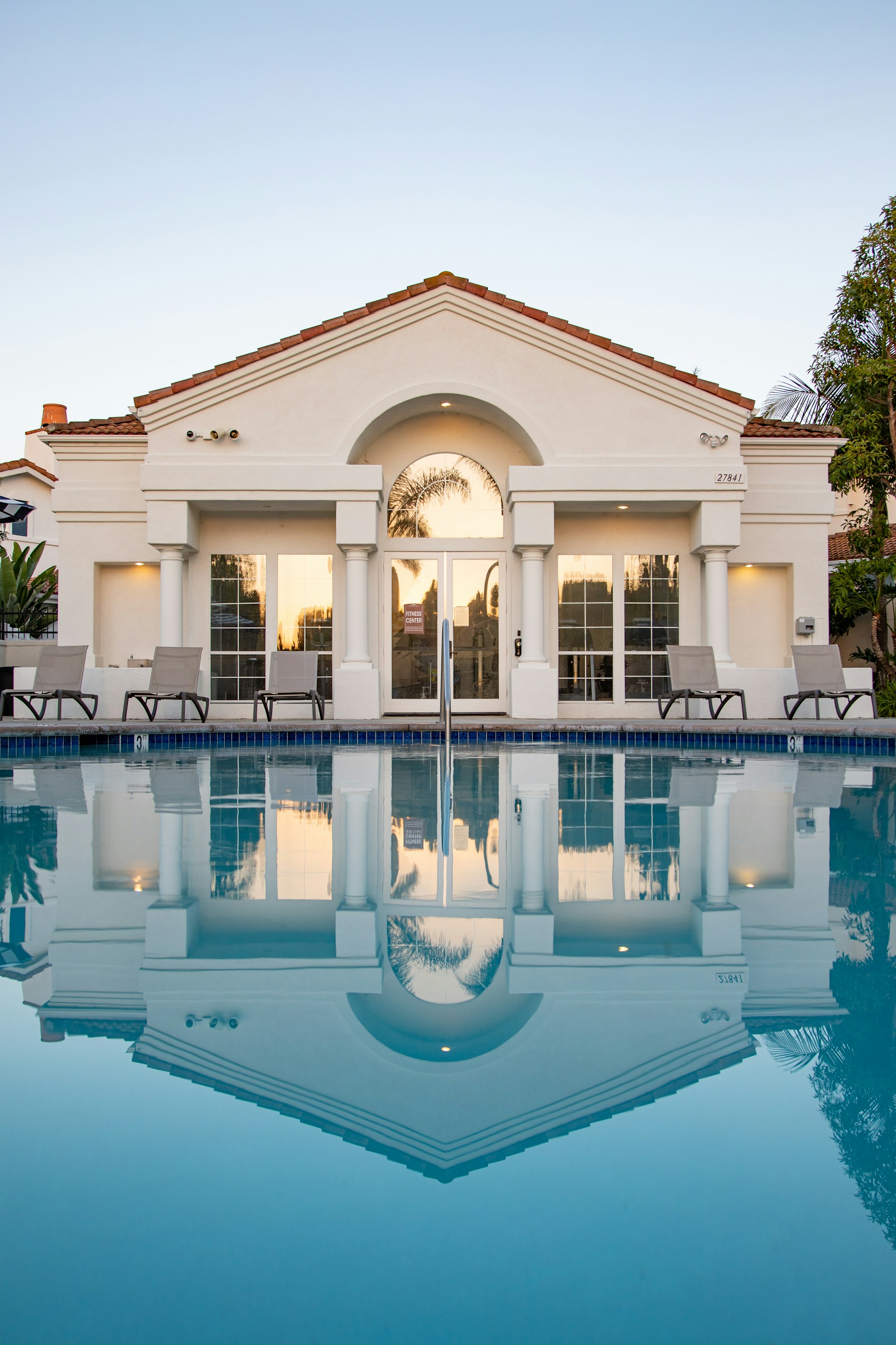 A mansion with a swimming pool | Source: Unsplash