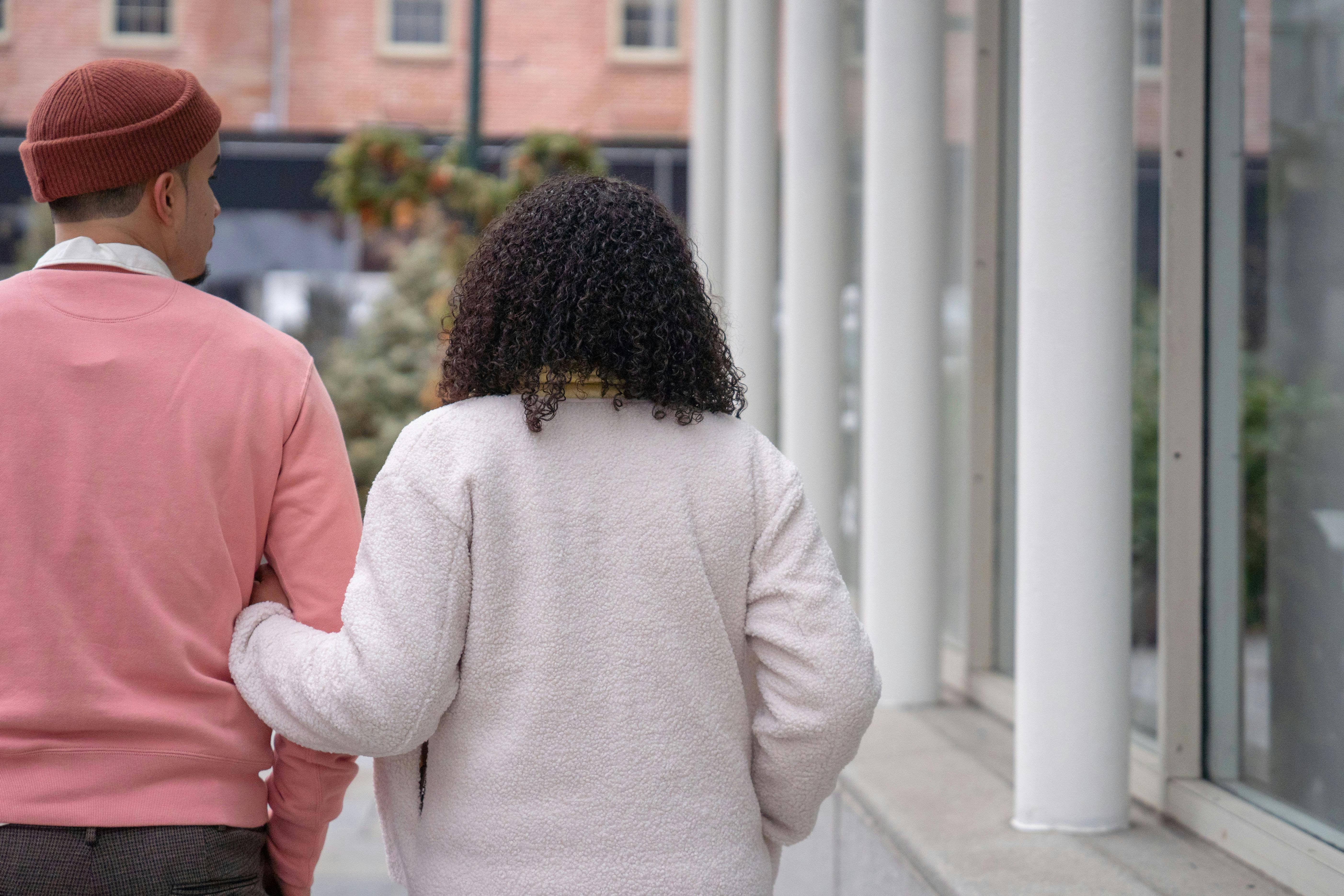 Man and woman walk on the street | Source: Pexels