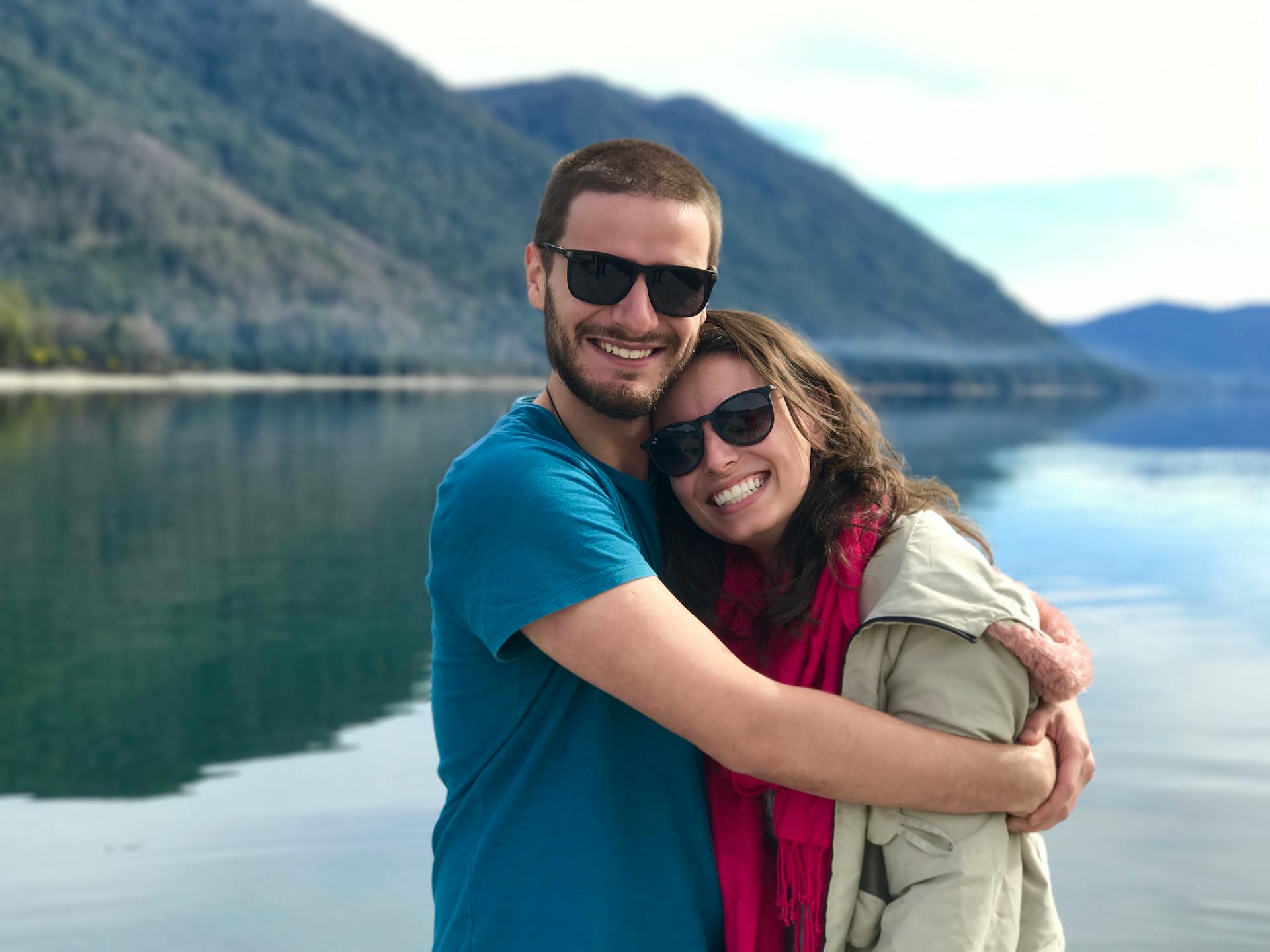 A couple standing near a lake | Source: Pexels