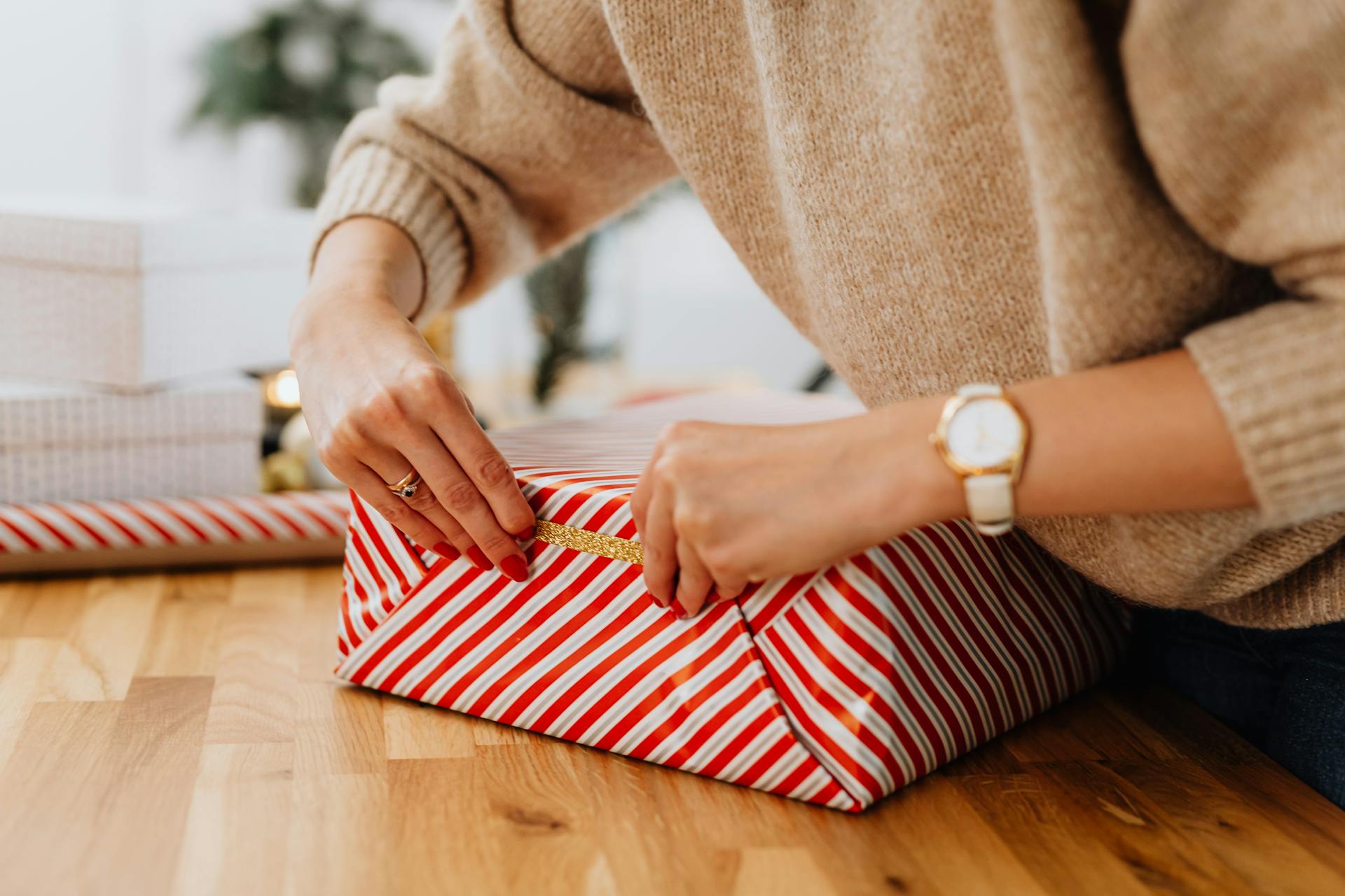 A woman packing a gift | Source: Pexels