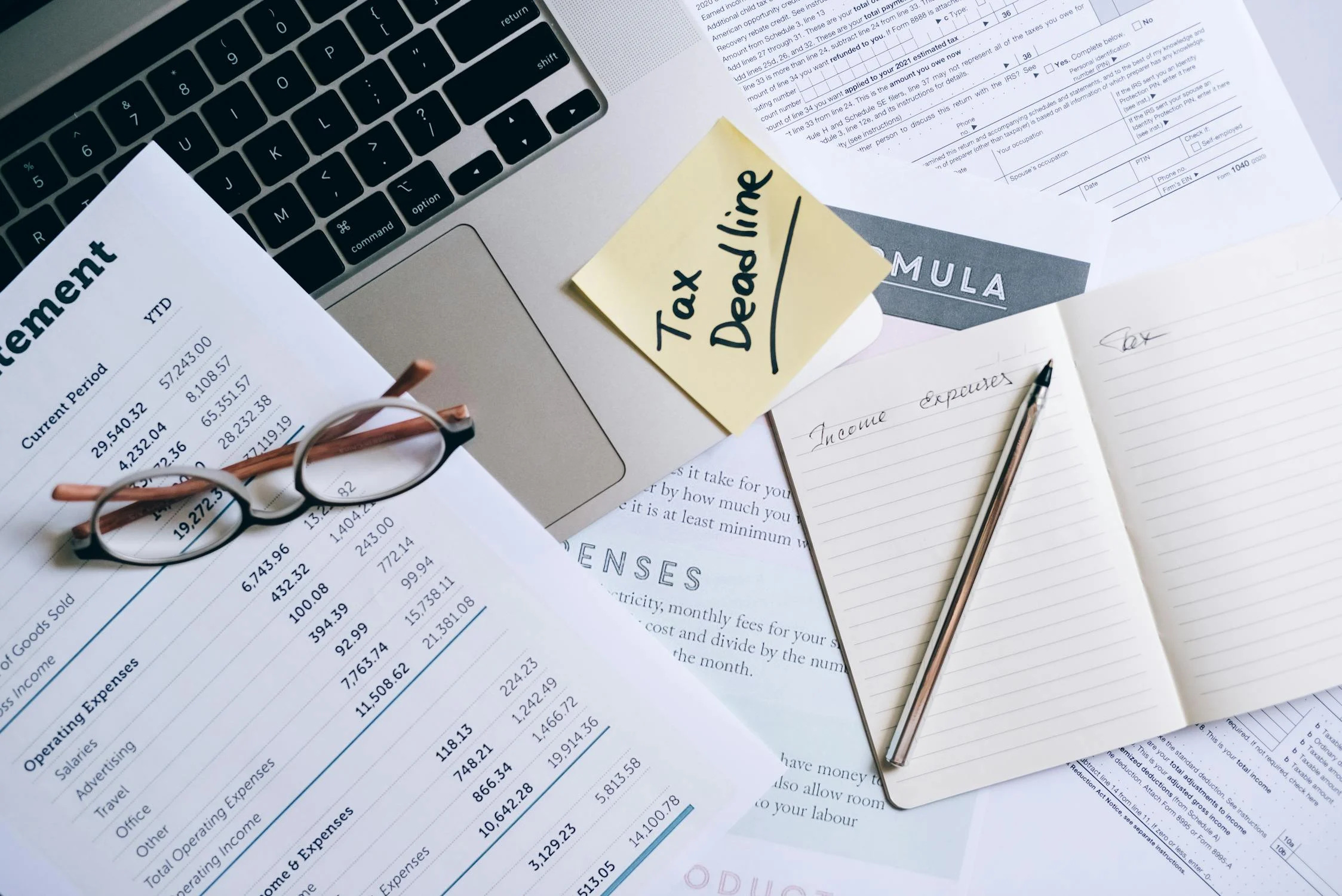 A cluttered table | Source: Pexels