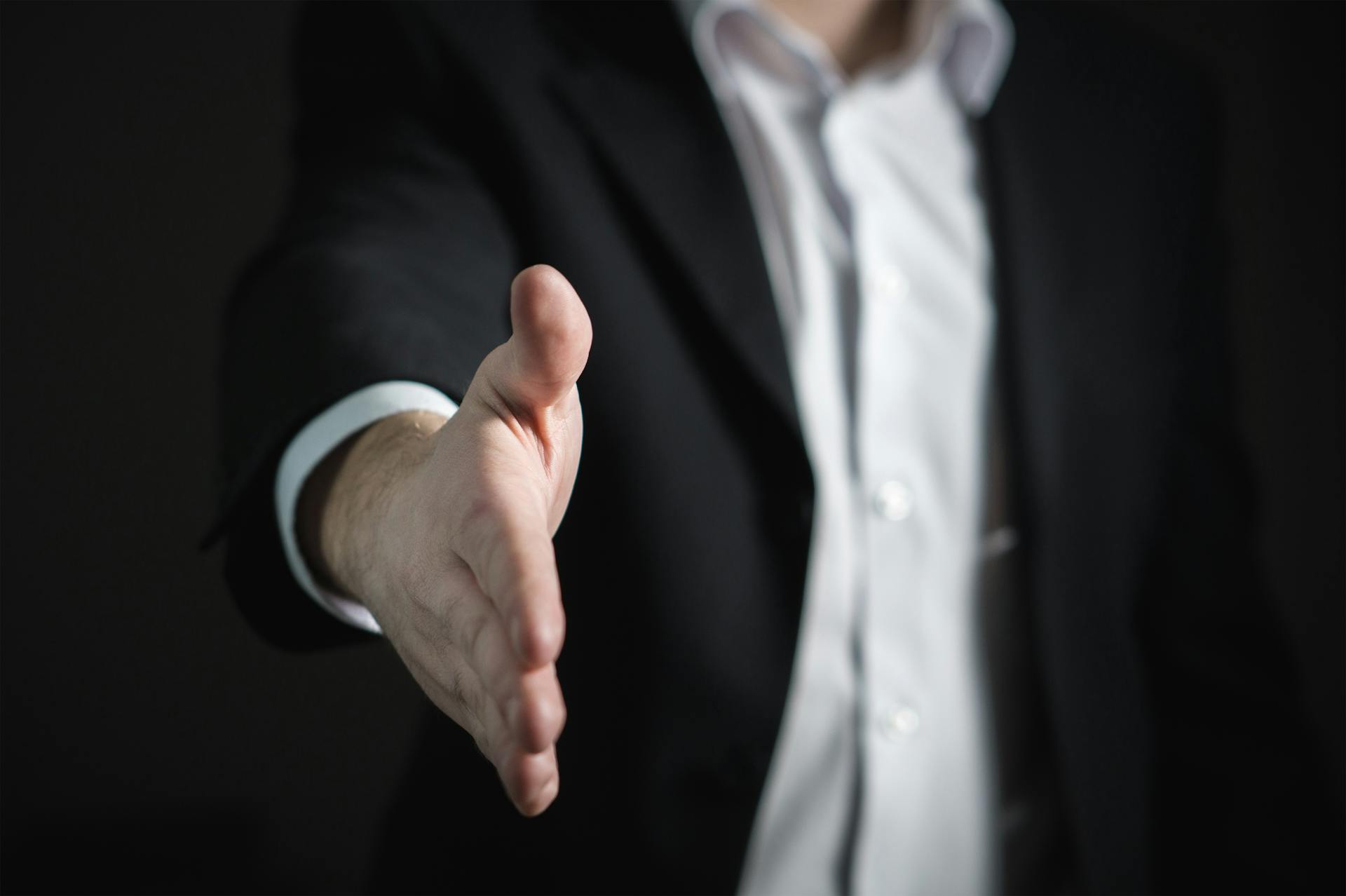 A man extending his hand for a handshake | Source: Pexels