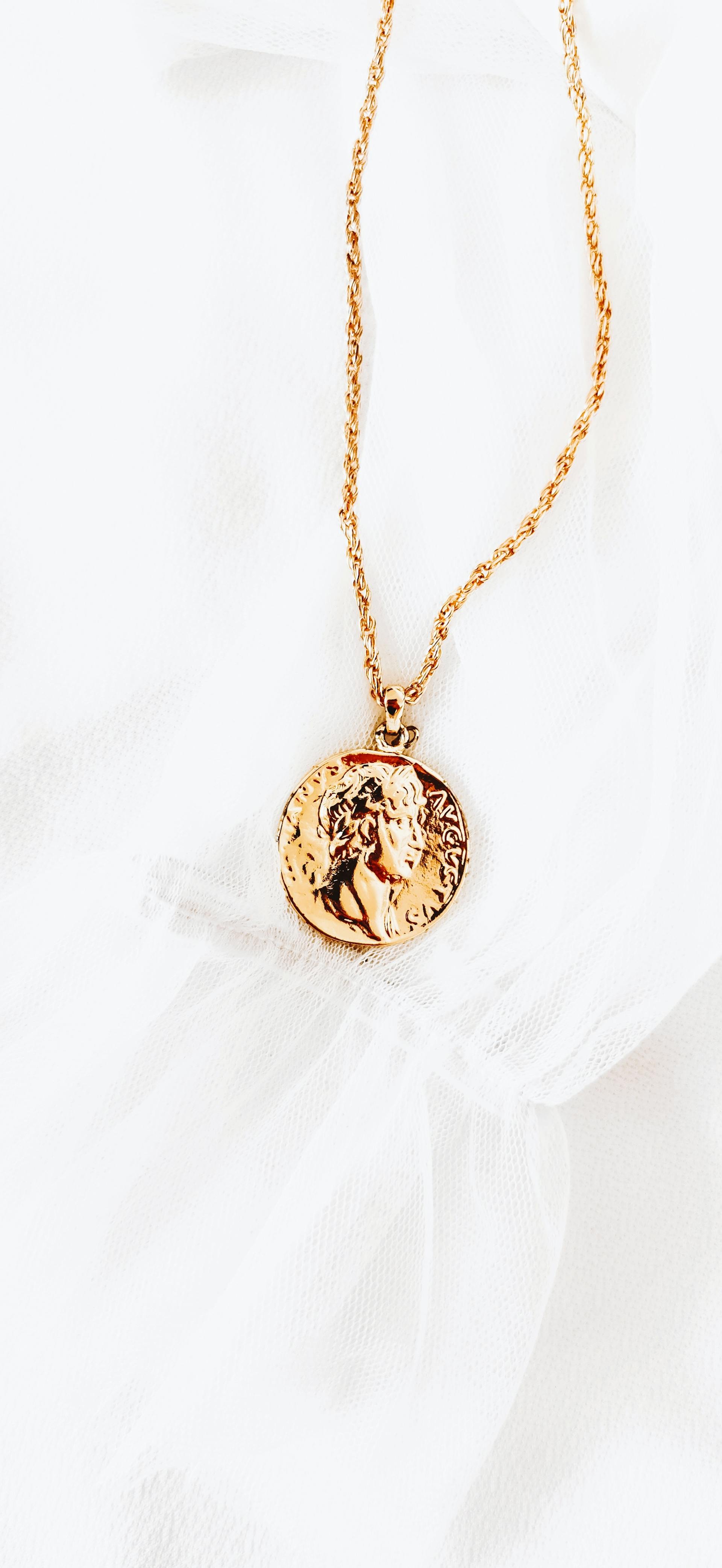A gold necklace | Source: Pexels