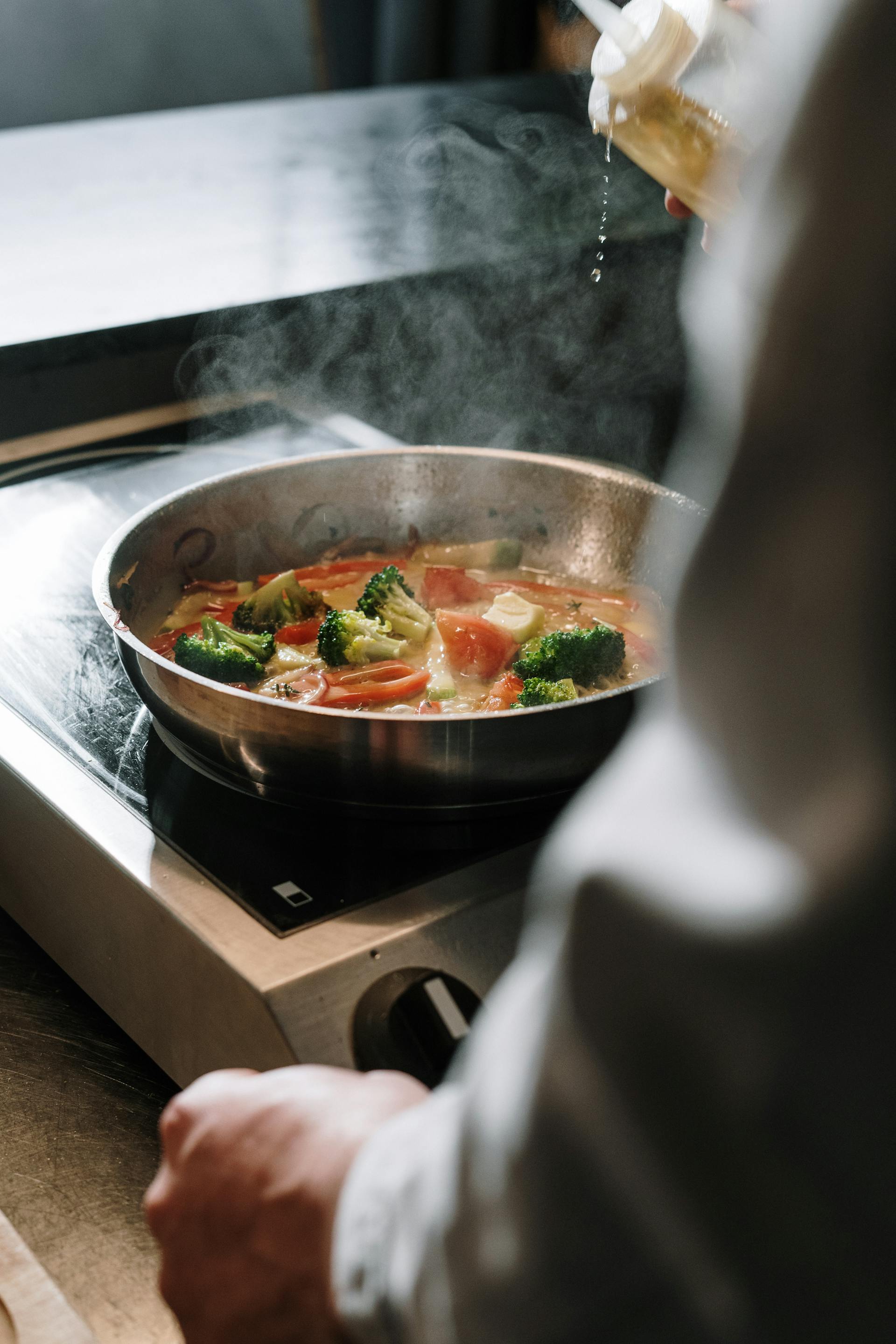 A person cooking food | Source: Pexels