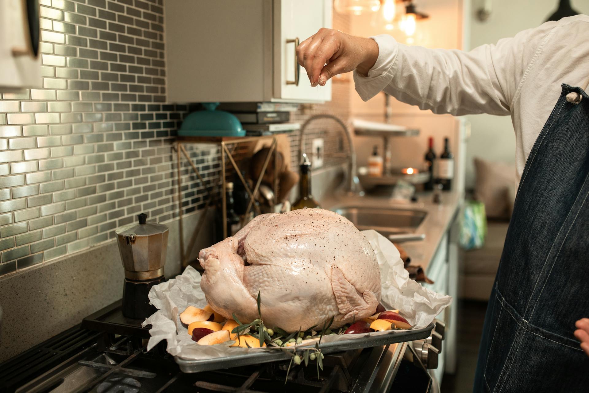 A person preparing a turkey | Source: Pexels