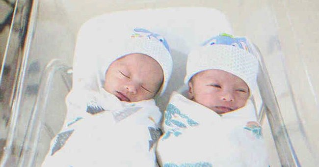 Two babies on the same crib. | Source: Shutterstock