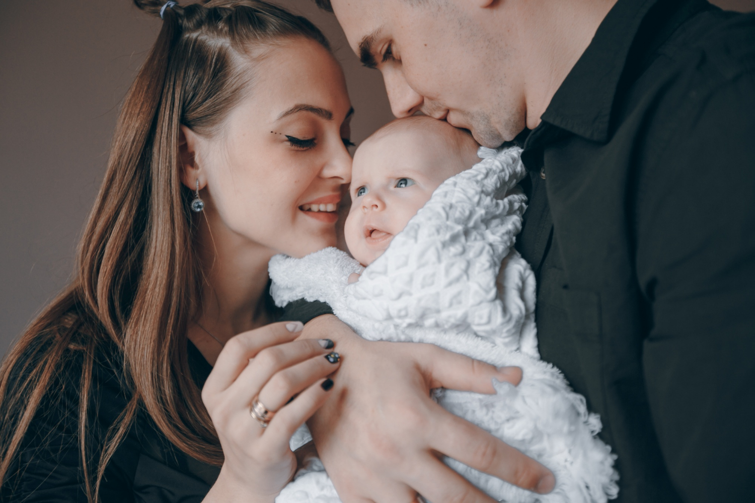 A couple holding a baby | Source: Freepik