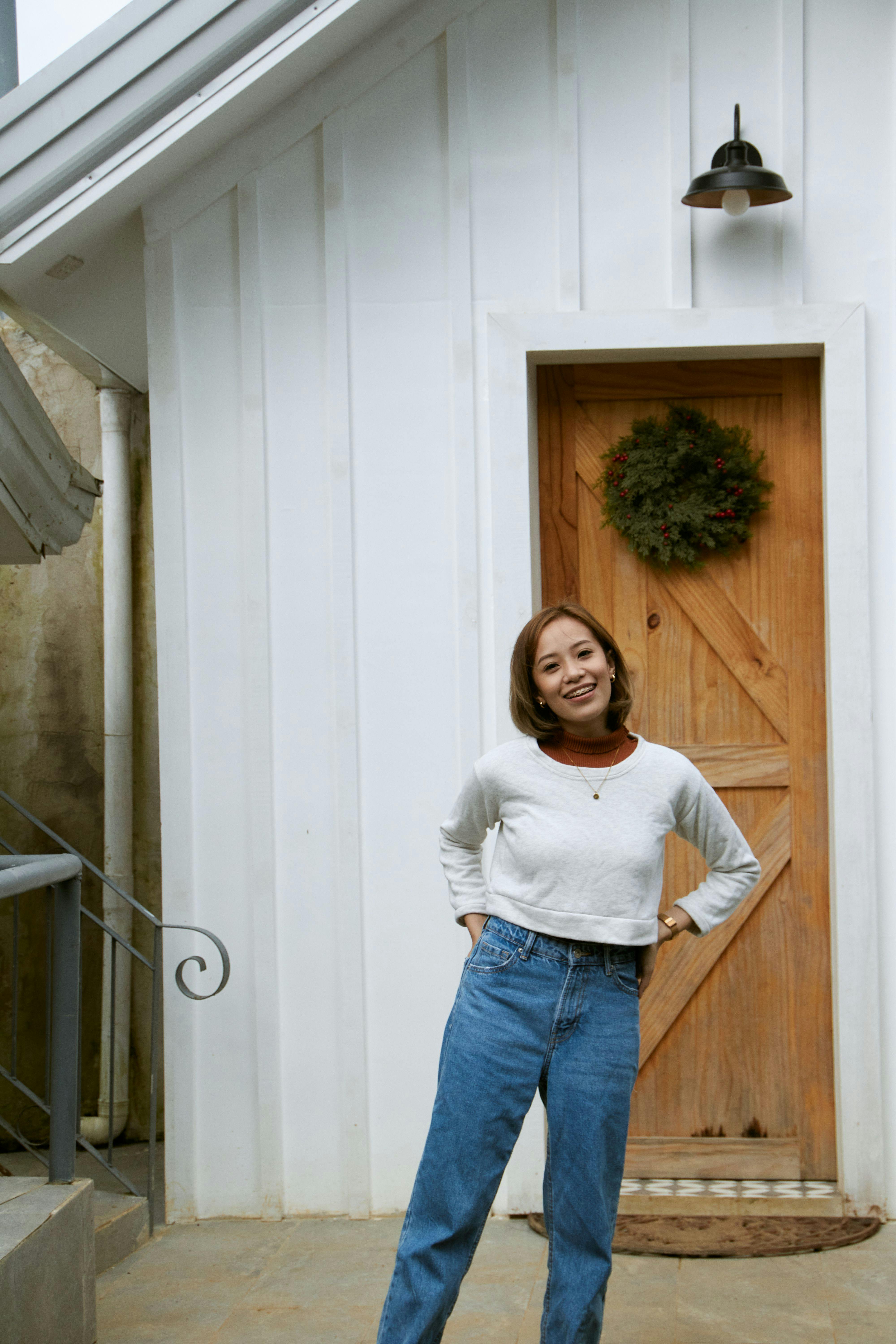 A woman posing with her hands behind her back | Source: Pexels