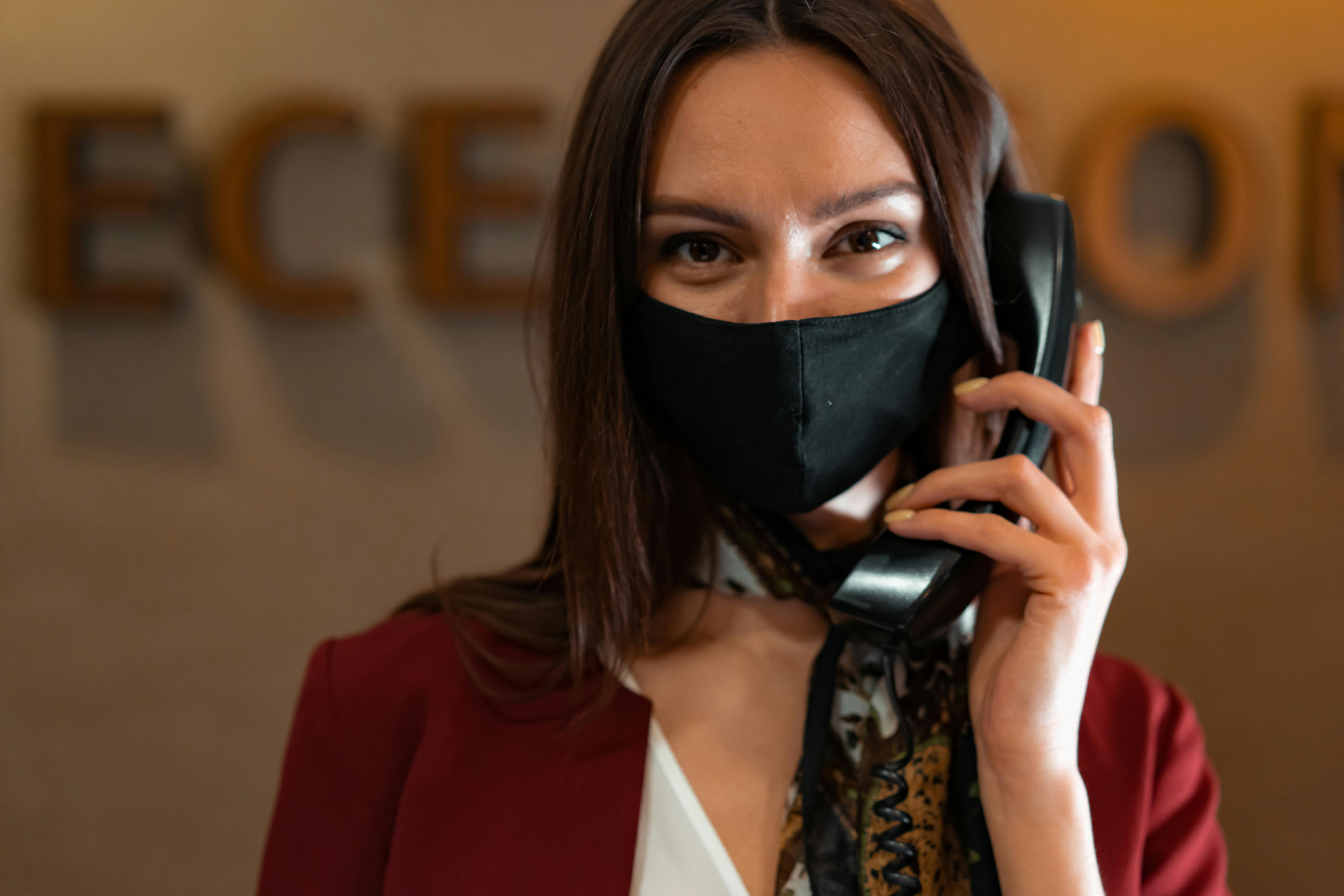 Recepcionista en una llamada telefónica | Fuente: Pexels