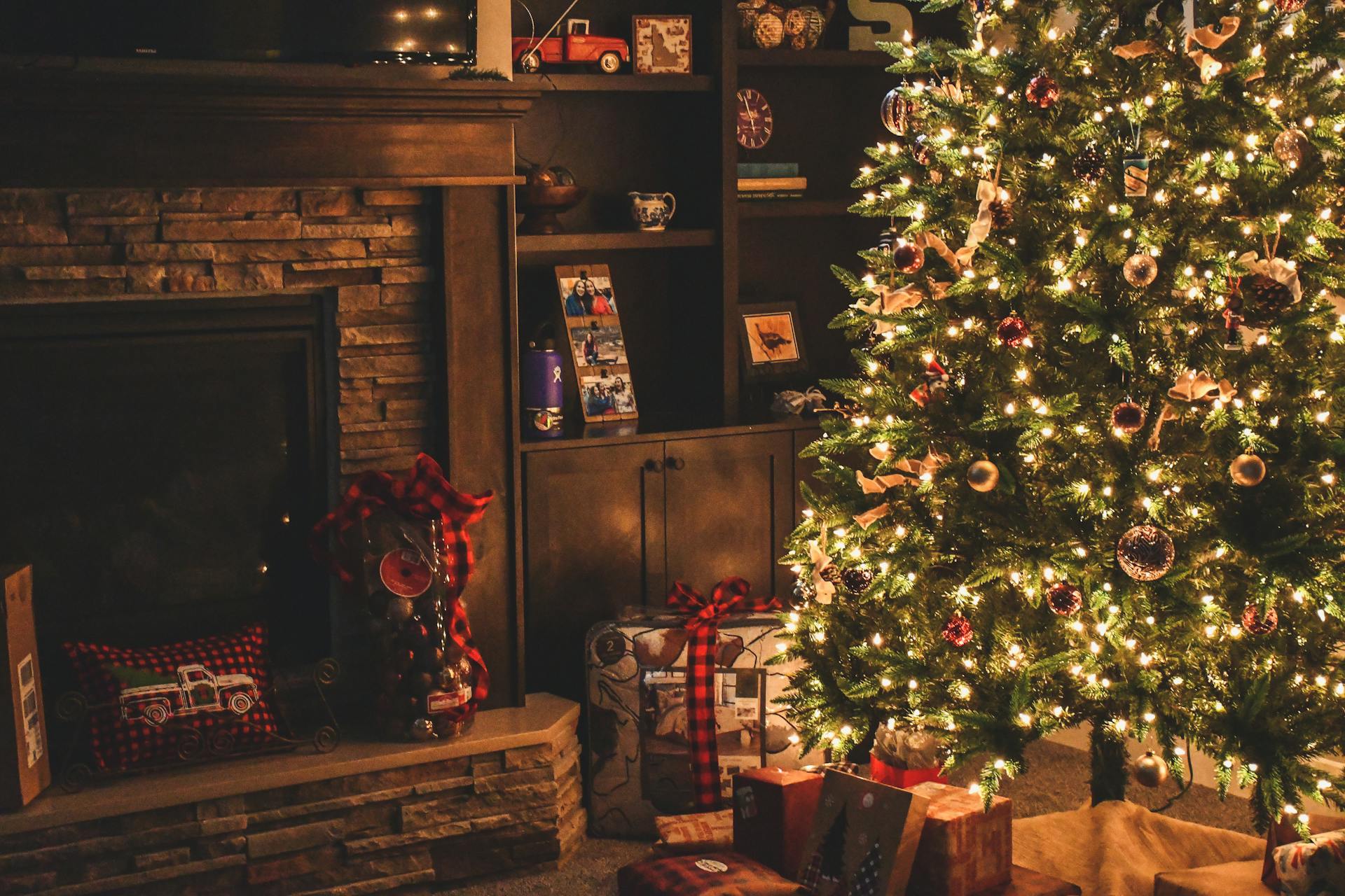 A Christmas tree in a living room | Source: Pexels