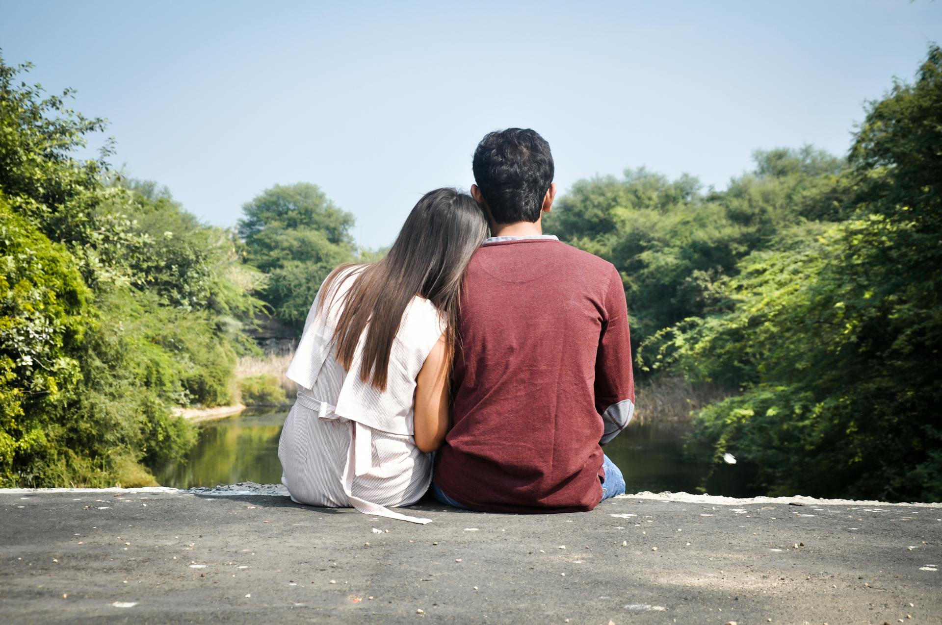 Un jeune couple assis ensemble | Source : Pexels