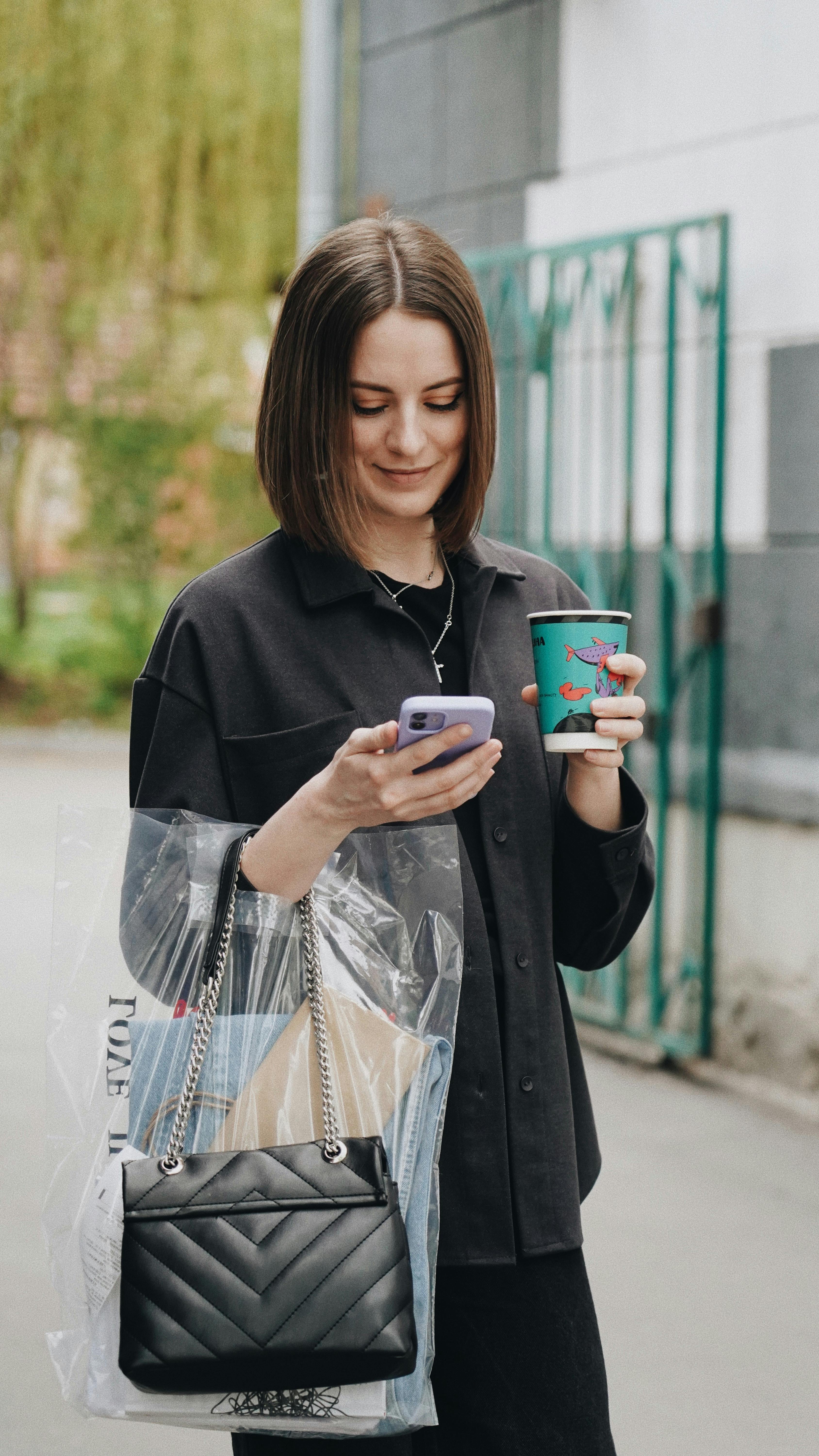 A young woman on her phone | Source: Pexels