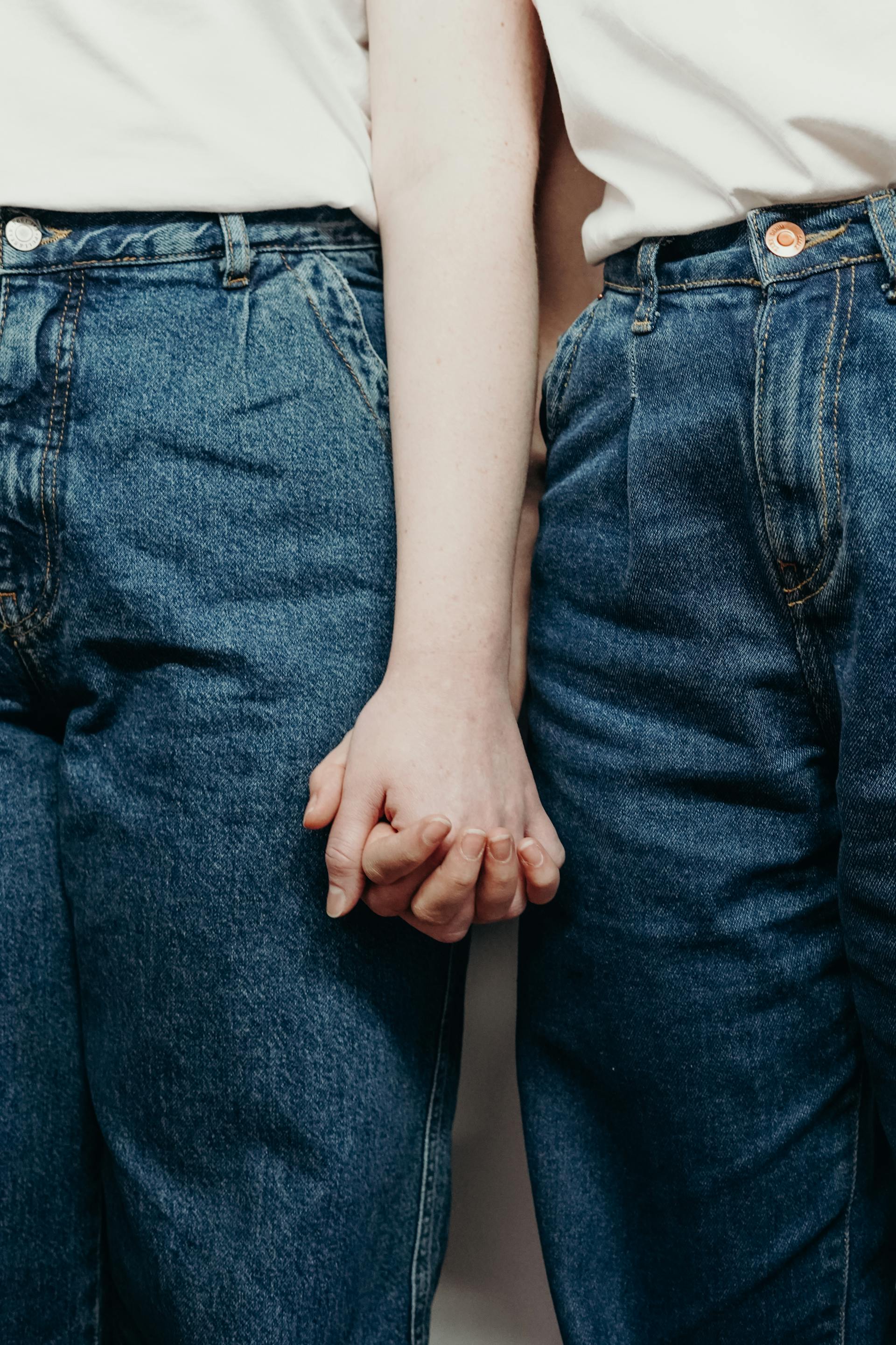 Two people holding hands | Source: Pexels