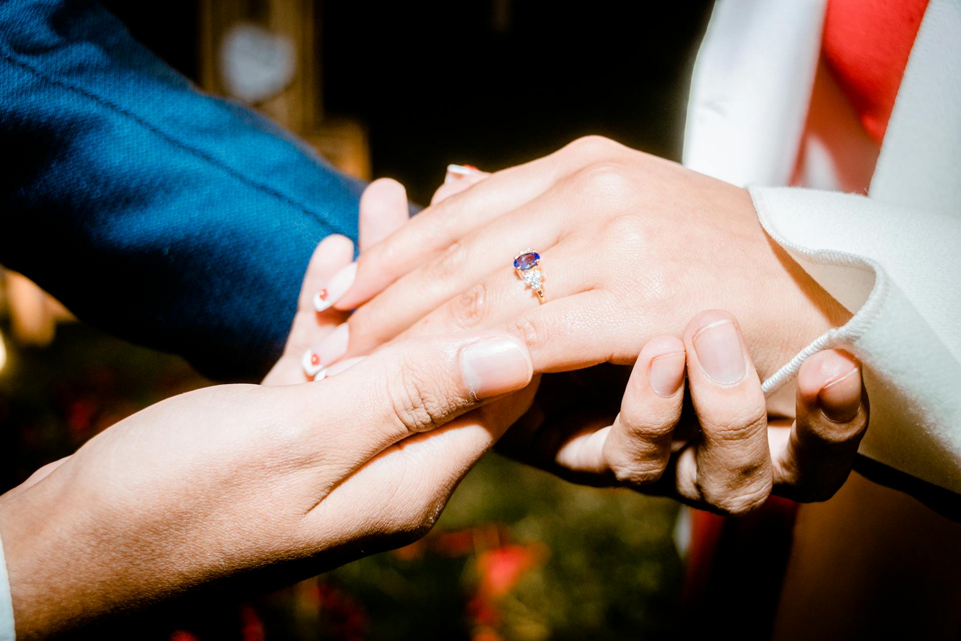 A man holding a woman's hand | Source: Pexels