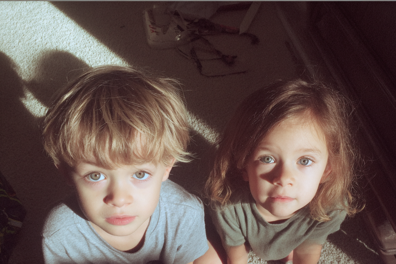 Children sitting on a living room floor | Source: Midjourney