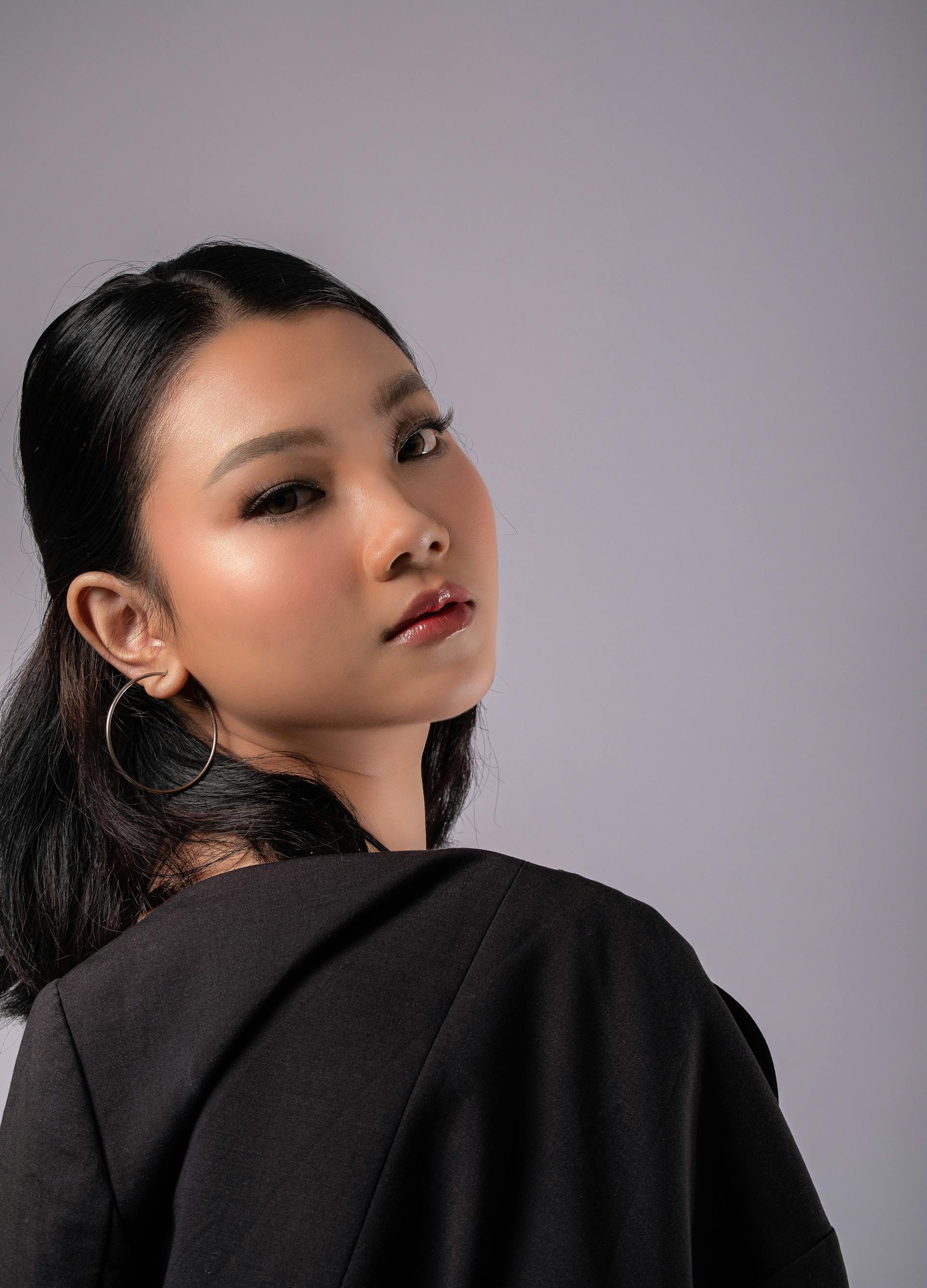 A woman glancing over one shoulder | Source: Pexels
