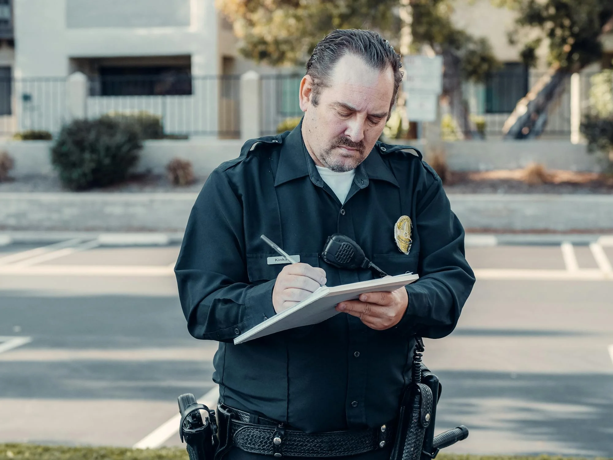 A policeman taking notes | Source: Pexels