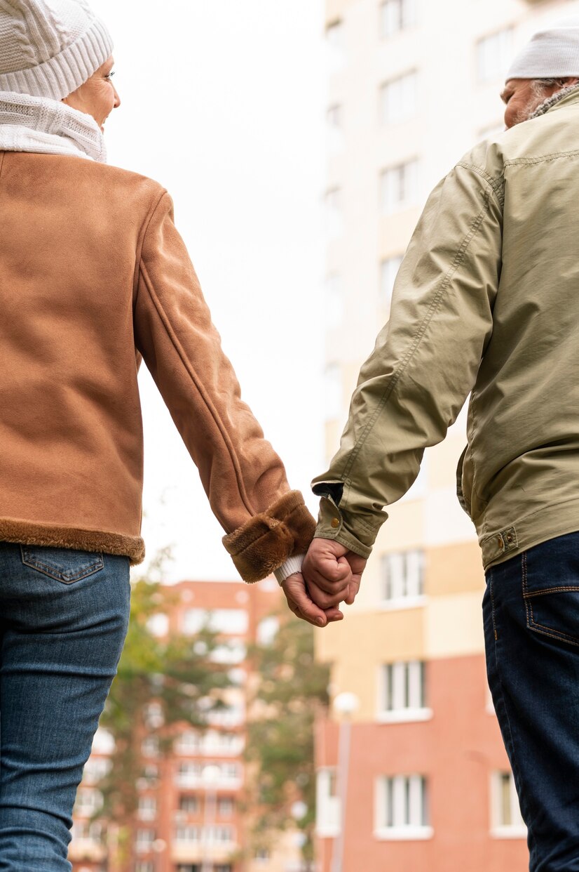 An elderly couple holding hands | Source: Freepik