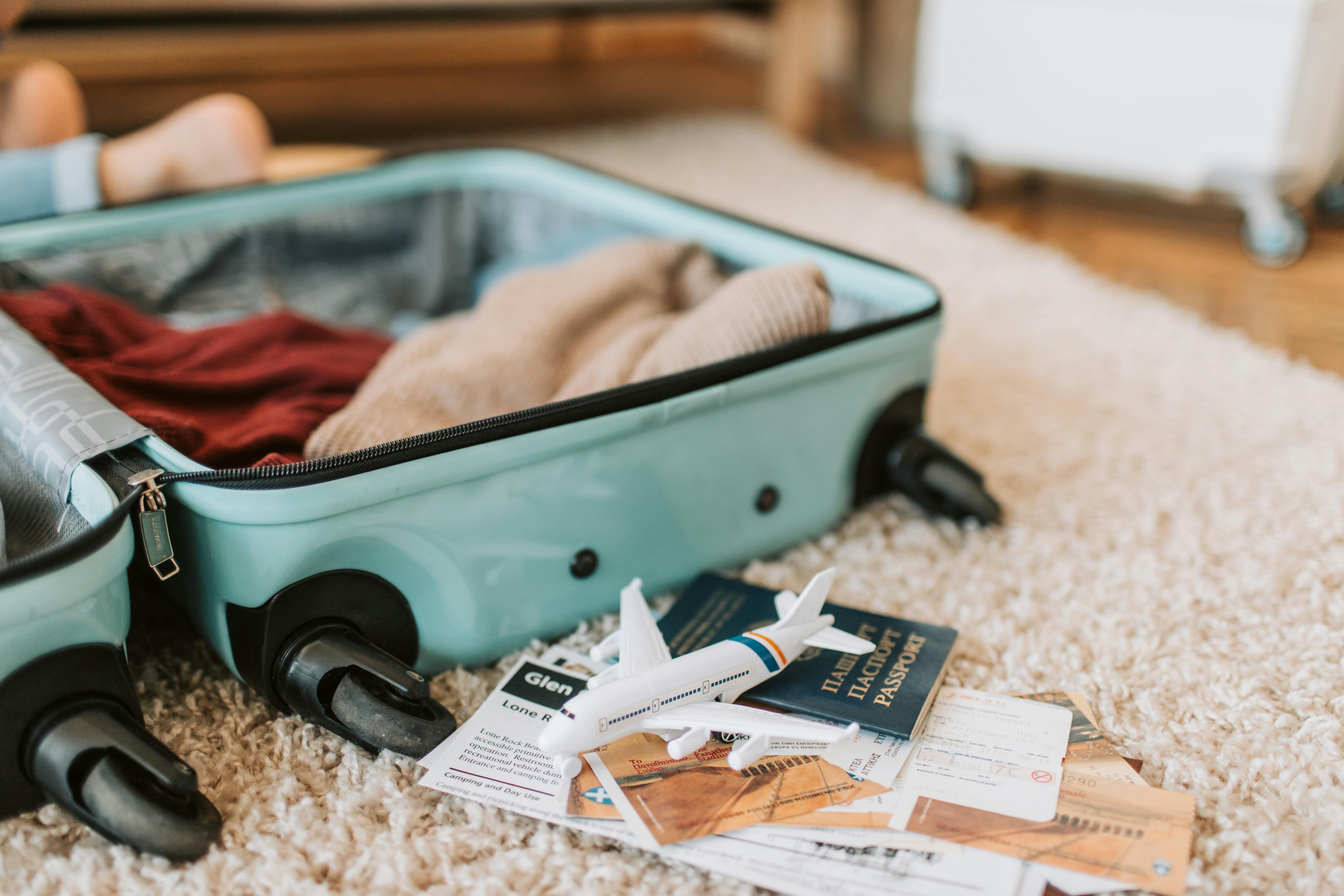 An open suitcase on a carpet | Source: Pexels