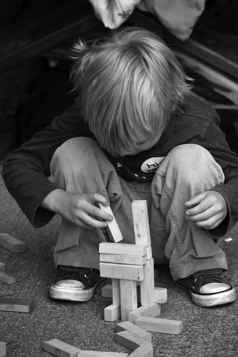 A boy playing with blocks | Source: Pexels