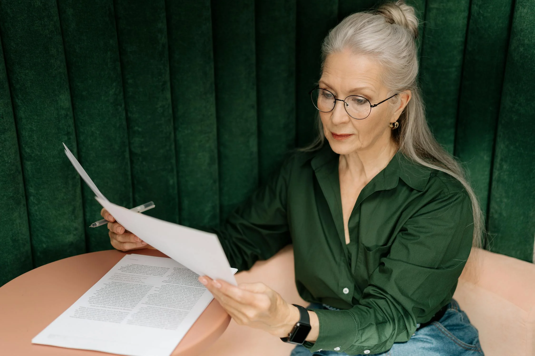 An elderly woman reading a letter | Source: Pexels