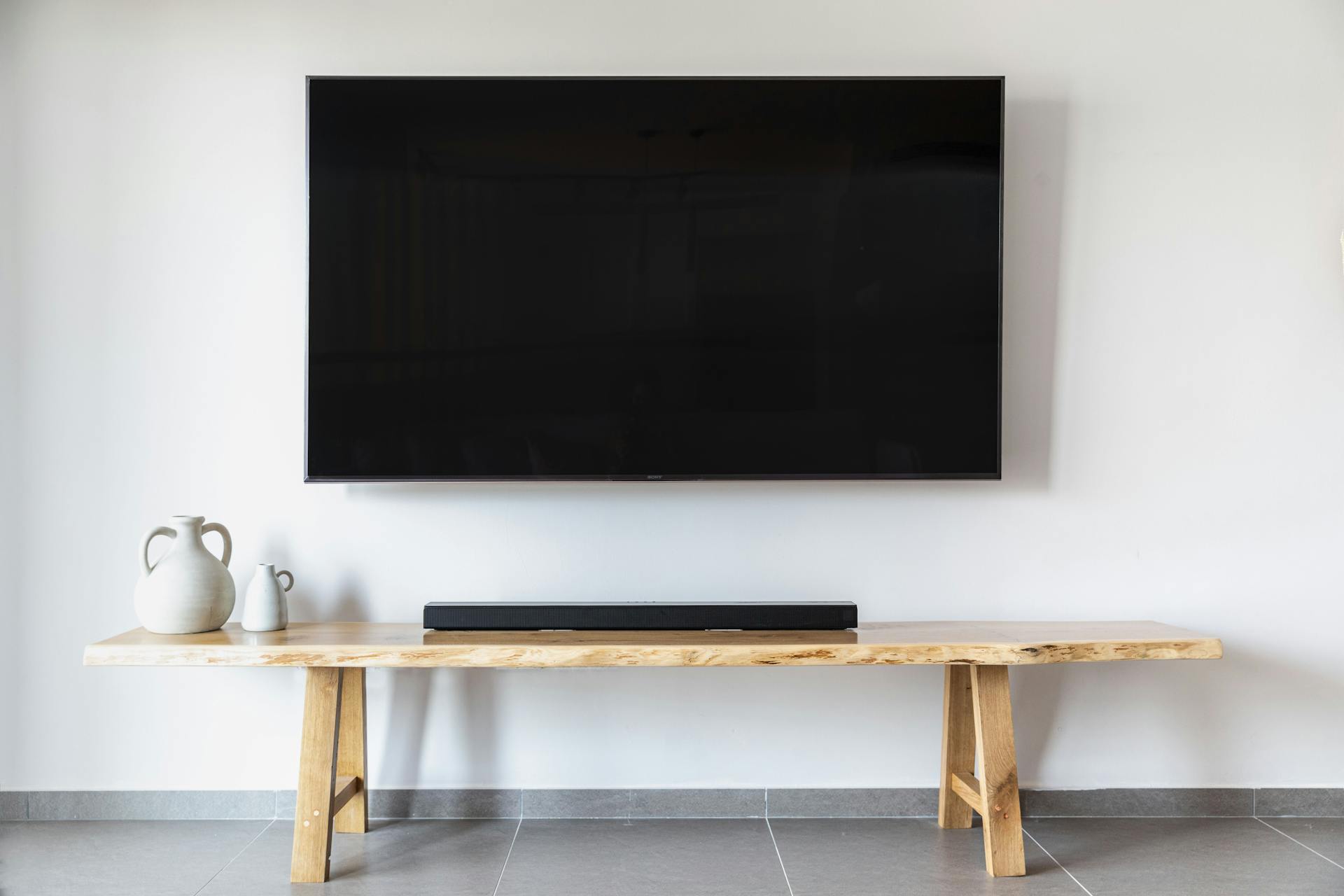 A flat screen TV mounted on the wall in a room | Source: Pexels