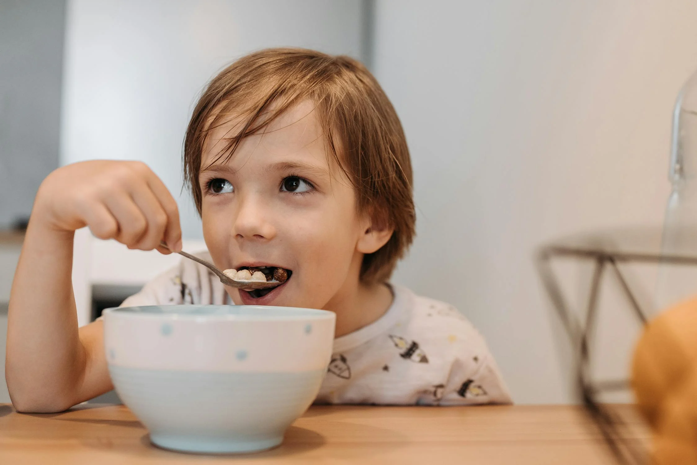 A boy eating cereal | Source: Pexels