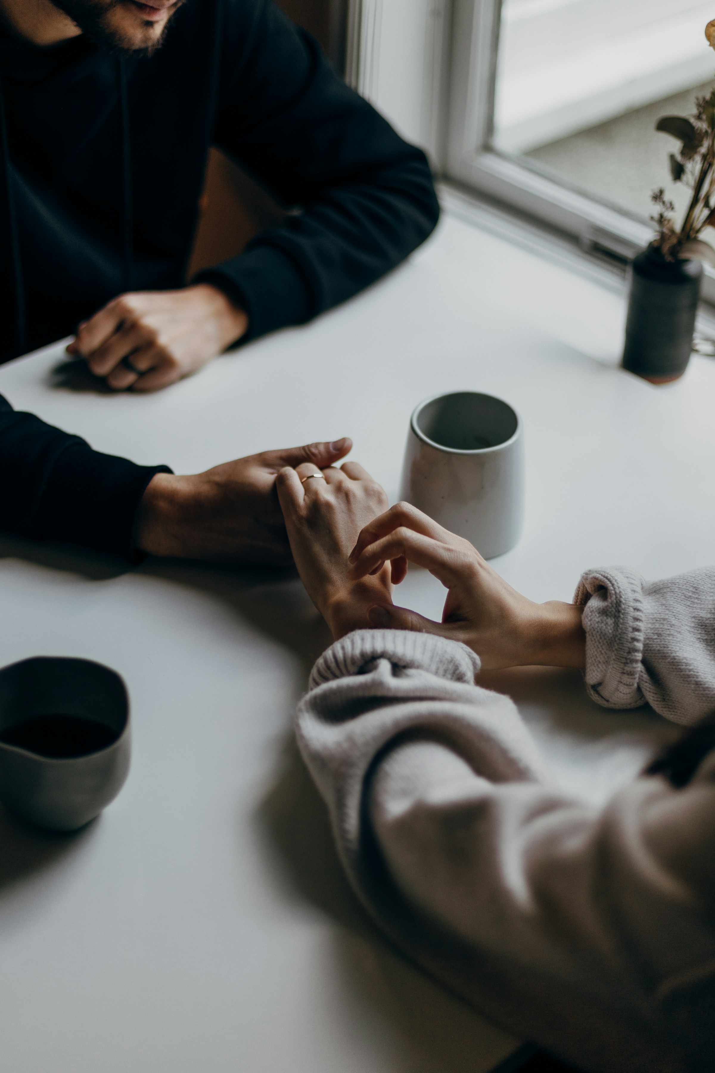 A couple holding hands | Source: Unsplash