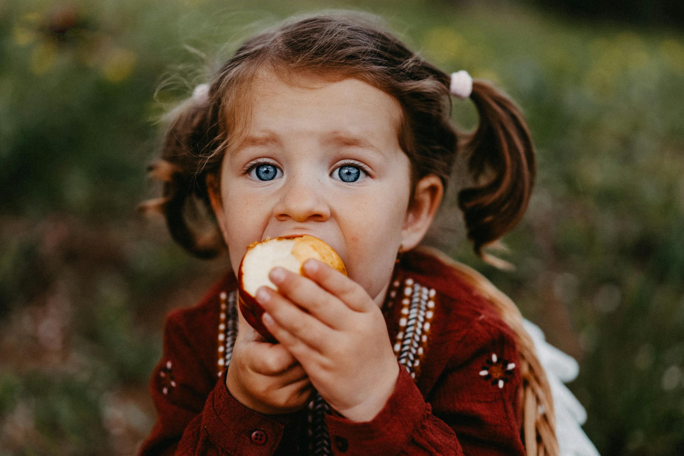 A girl eating an apple | Source: Pexels