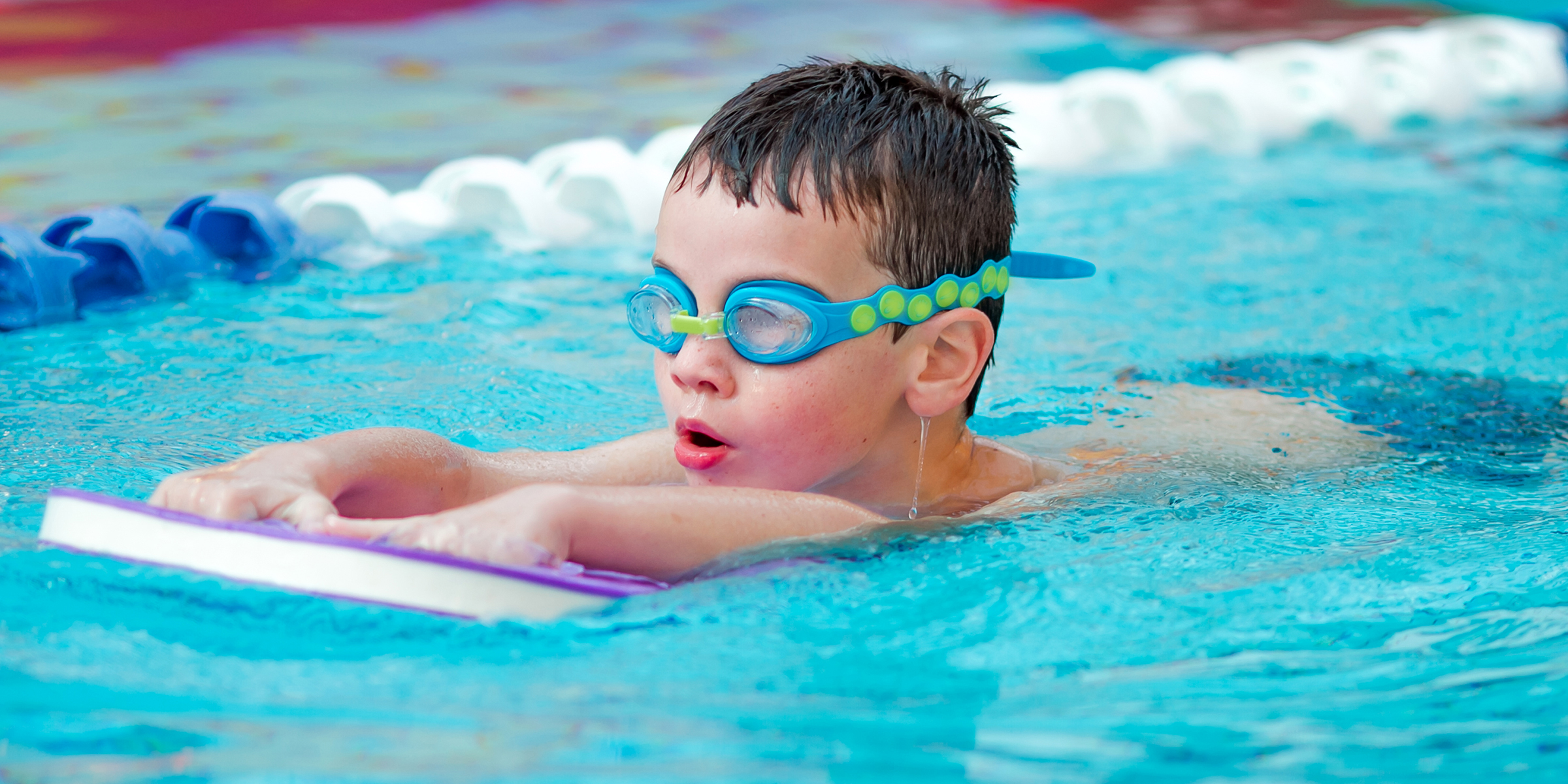 A swimming little boy | Source: Shutterstock