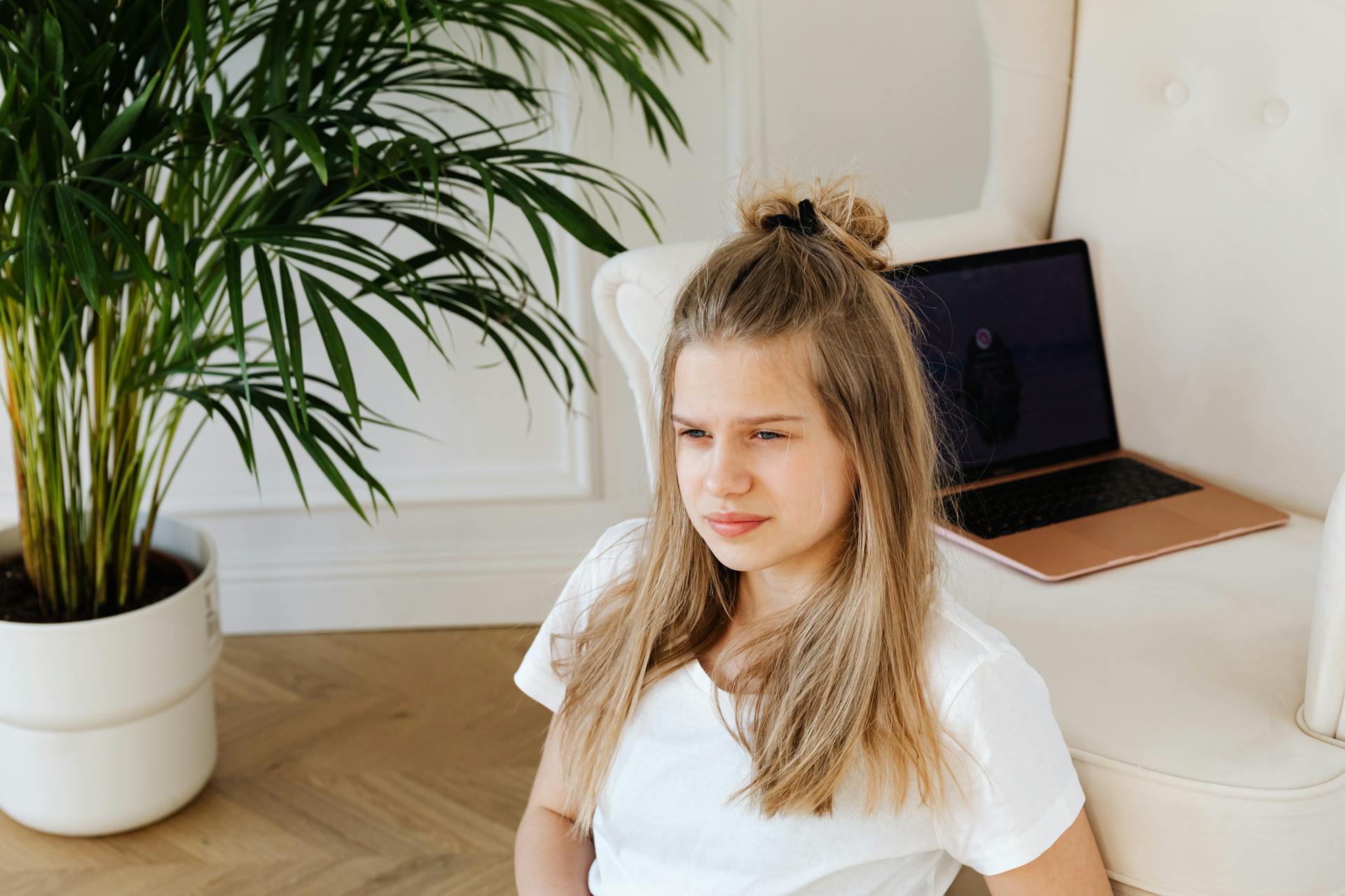 A thoughtful teen girl | Source: Pexels
