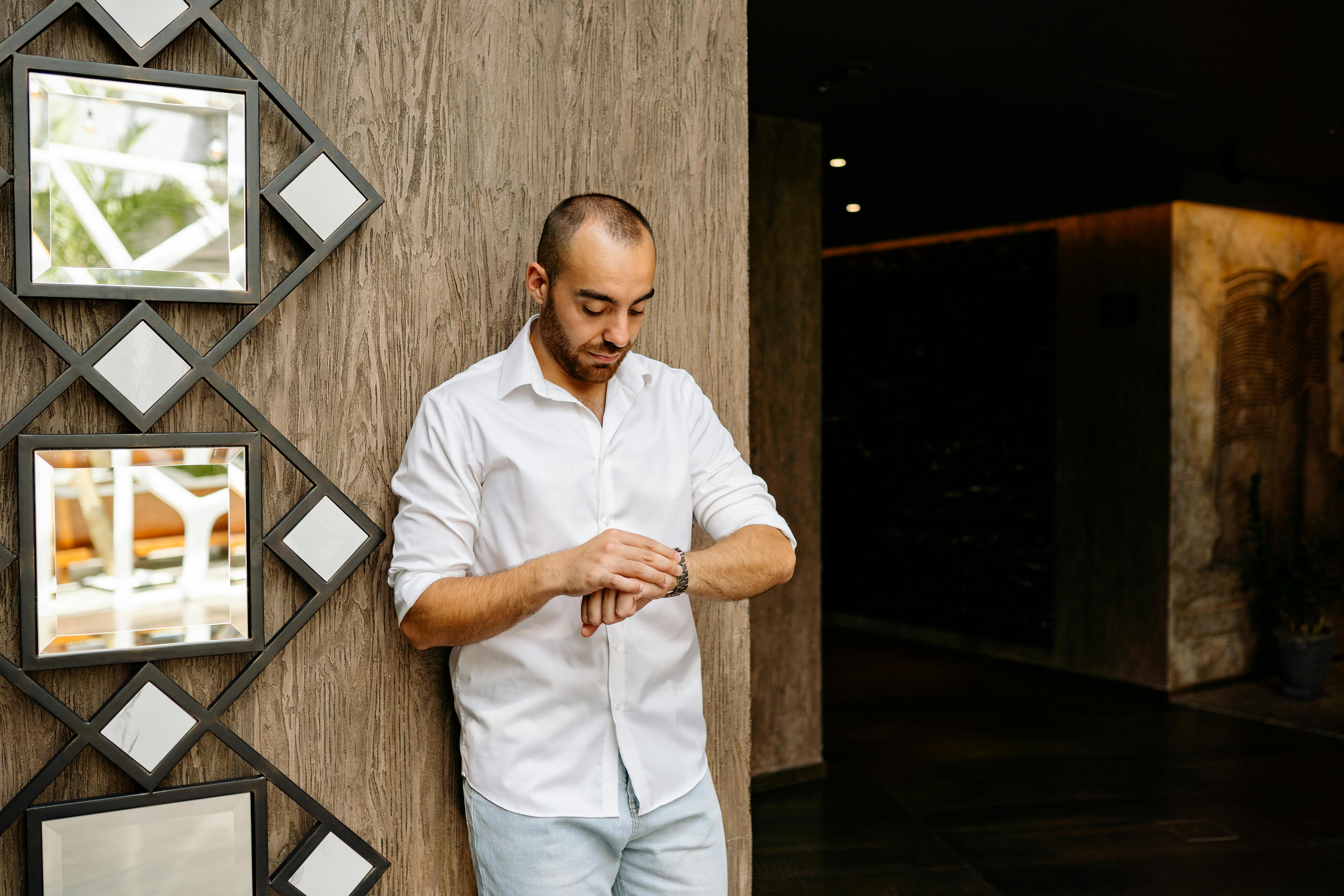A man looking at his watch | Source: Pexels