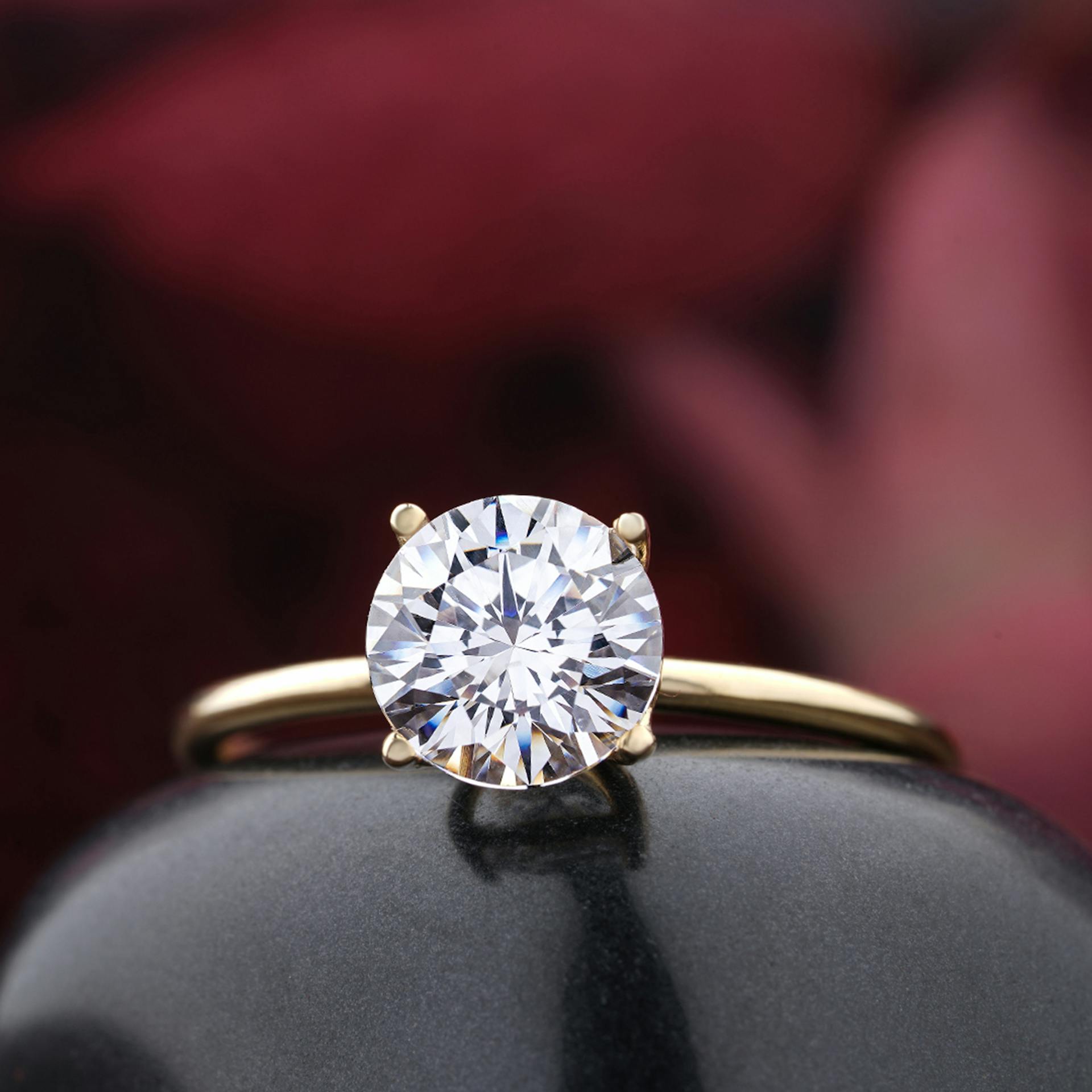 Um close-up de um anel de diamante | Fonte: Pexels