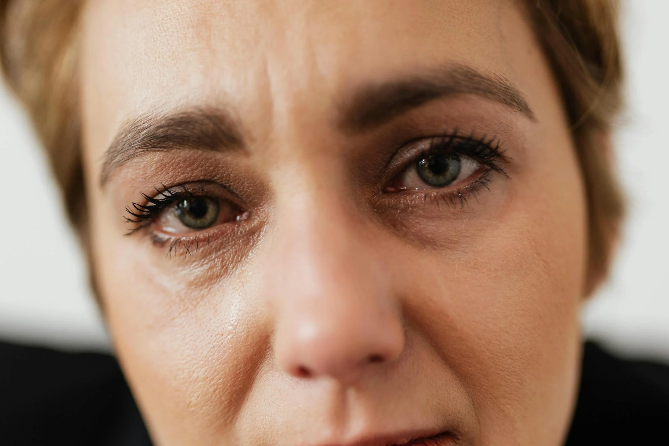 Une femme en pleurs regarde la caméra | Source : Pexels