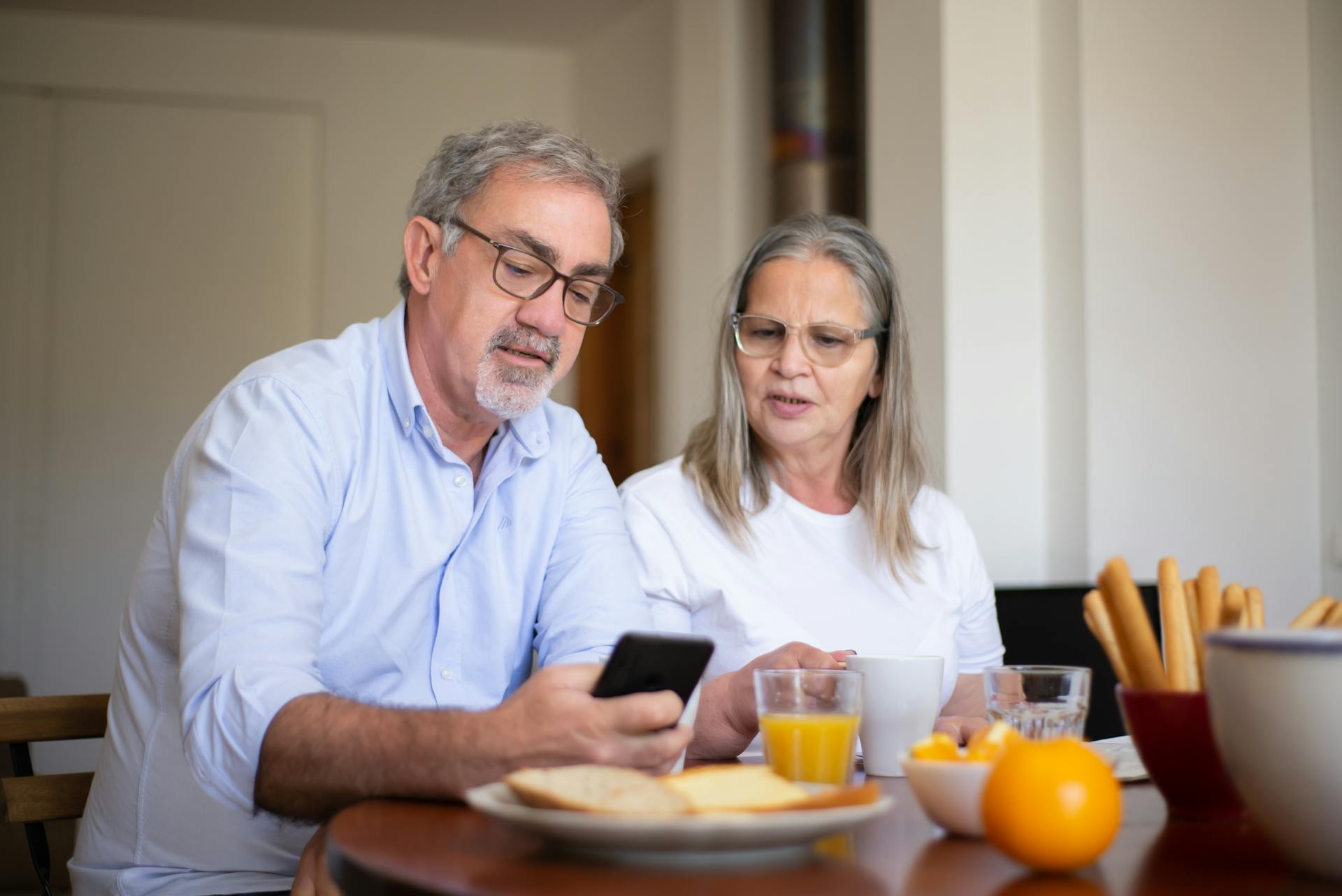 An older couple sitting for lunch | Source: Pexels