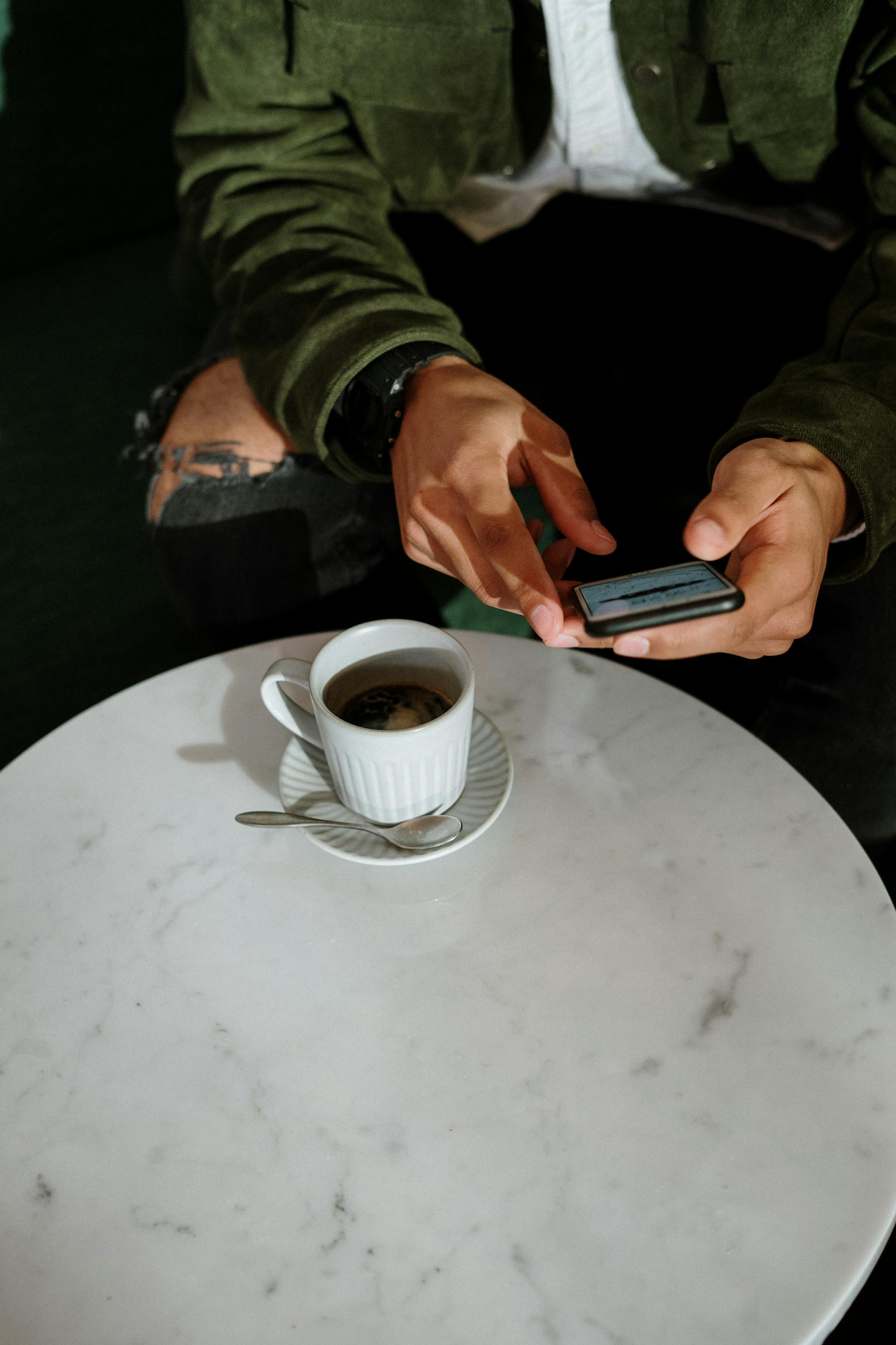 A man using his cell phone | Source: Pexels