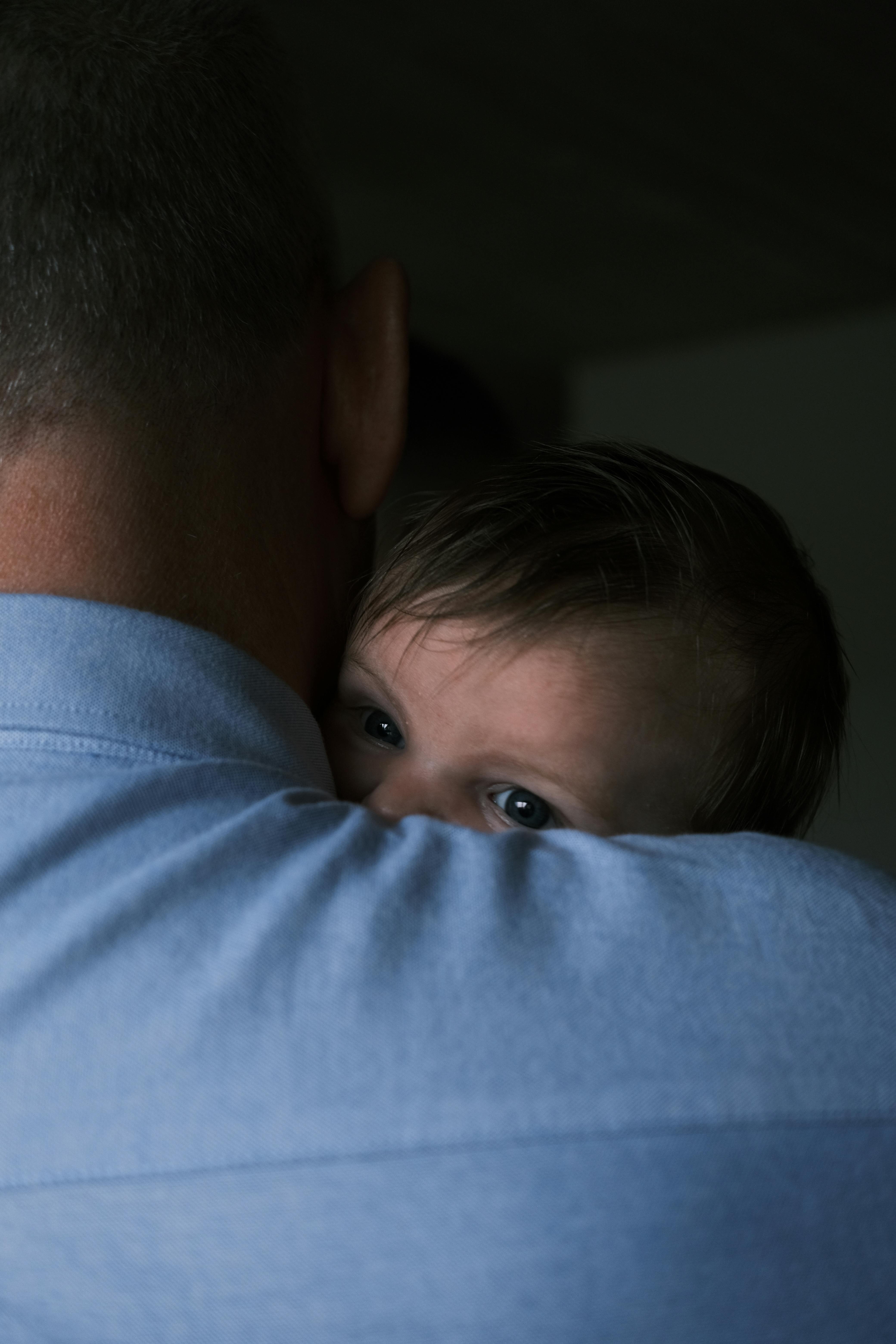 Father holding his child | Source: Pexels