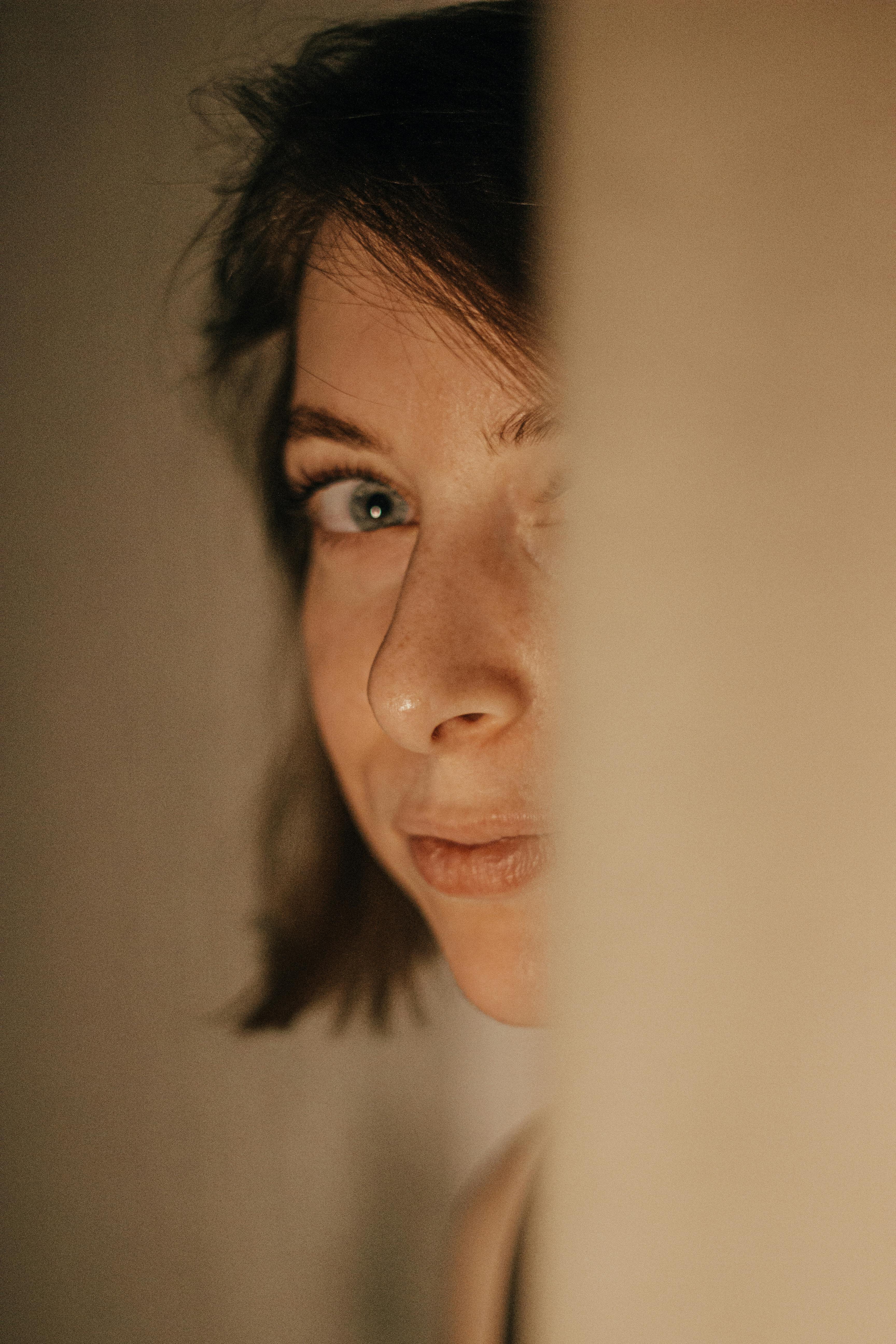 Częściowy widok twarzy poważnej kobiety | Źródło: Pexels