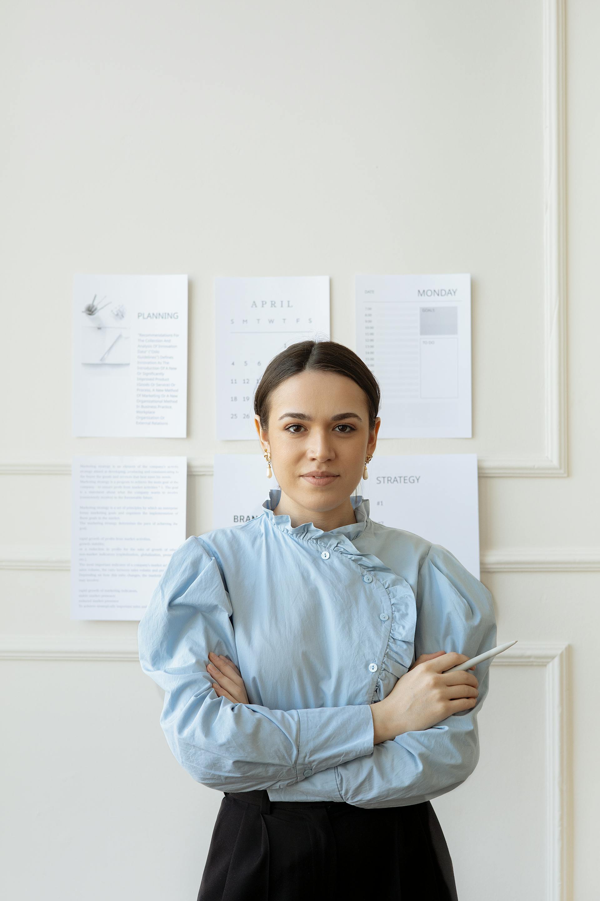 A woman standing with her arms crossed | Source: Pexels