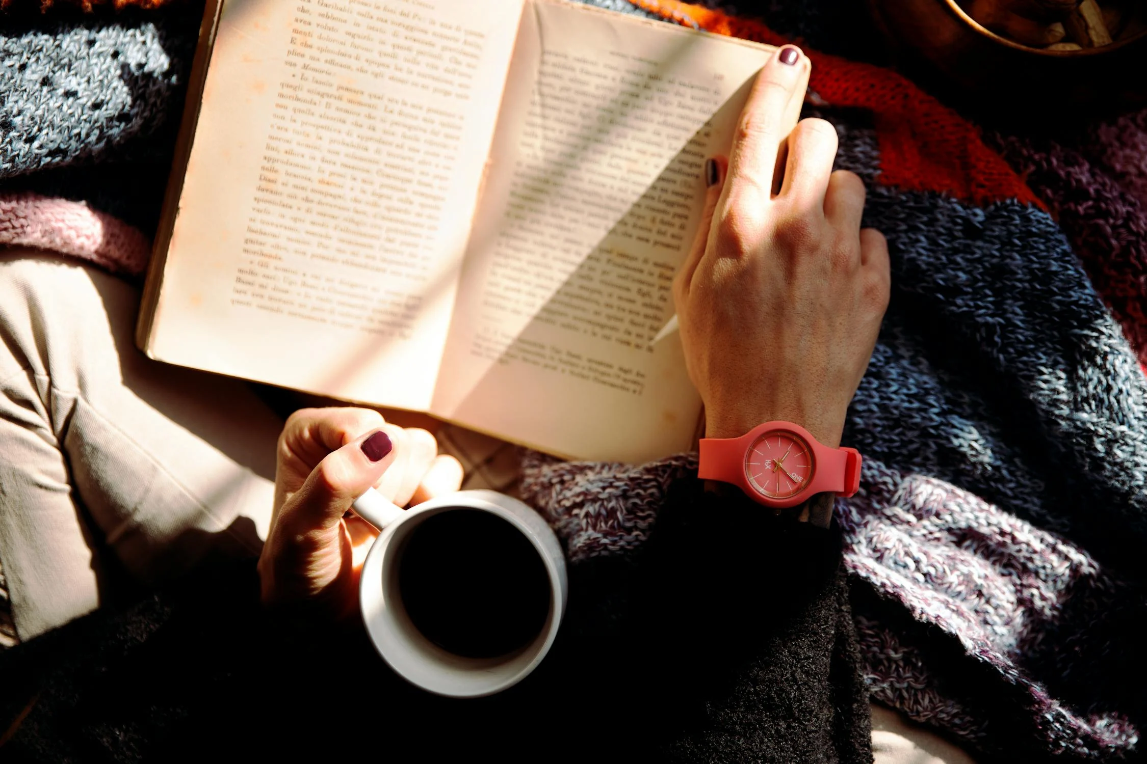 A woman drinking tea with a book | Source: Pexels