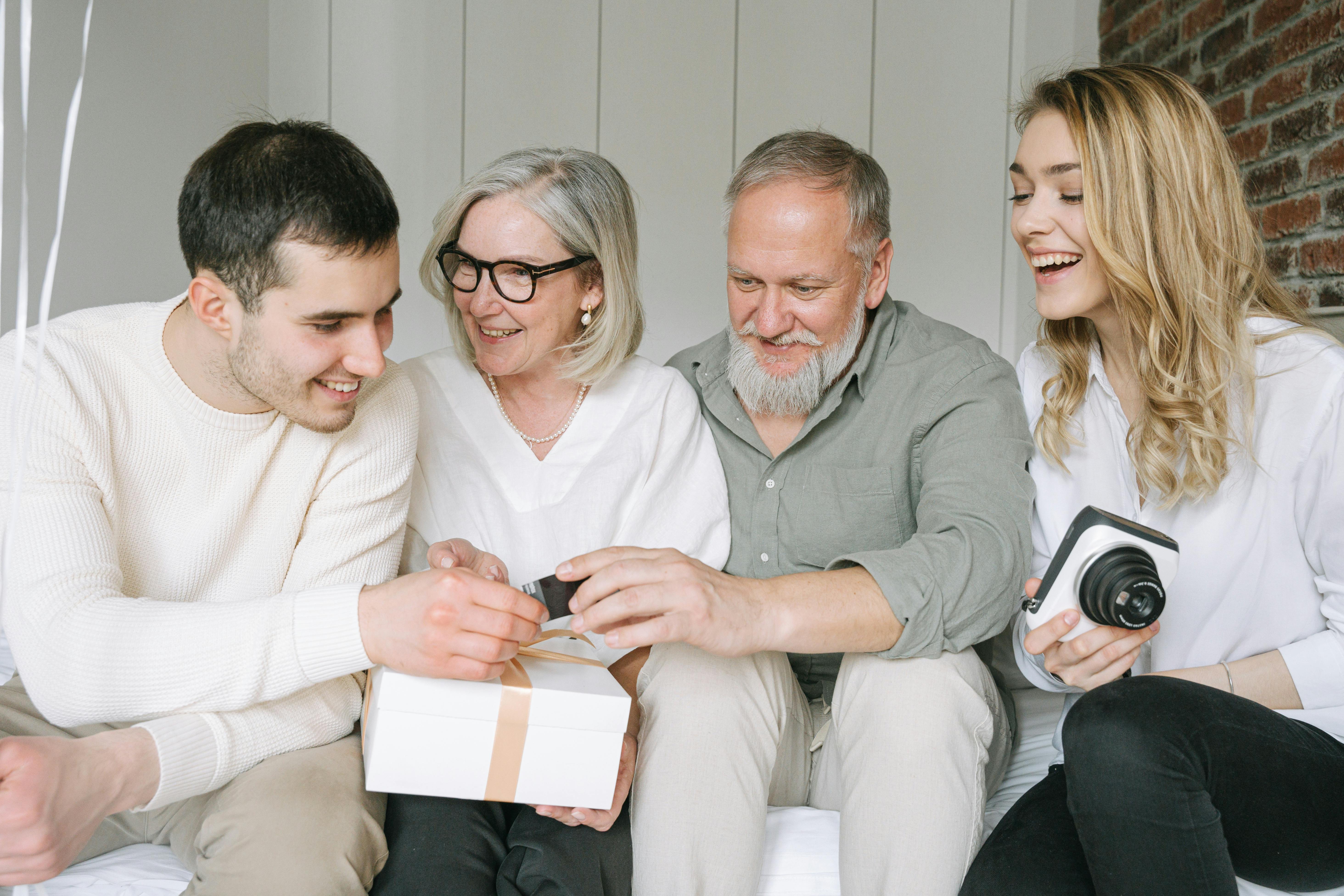 Pessoas olhando para uma foto | Fonte: Pexels