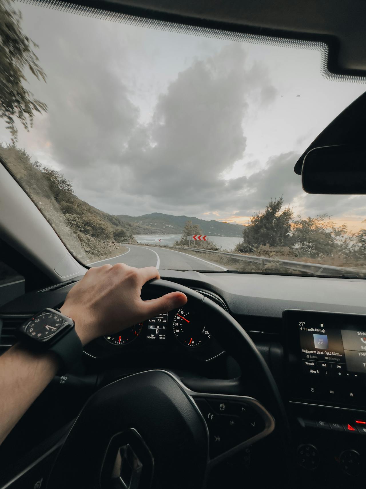 A man driving a car | Source: Pexels