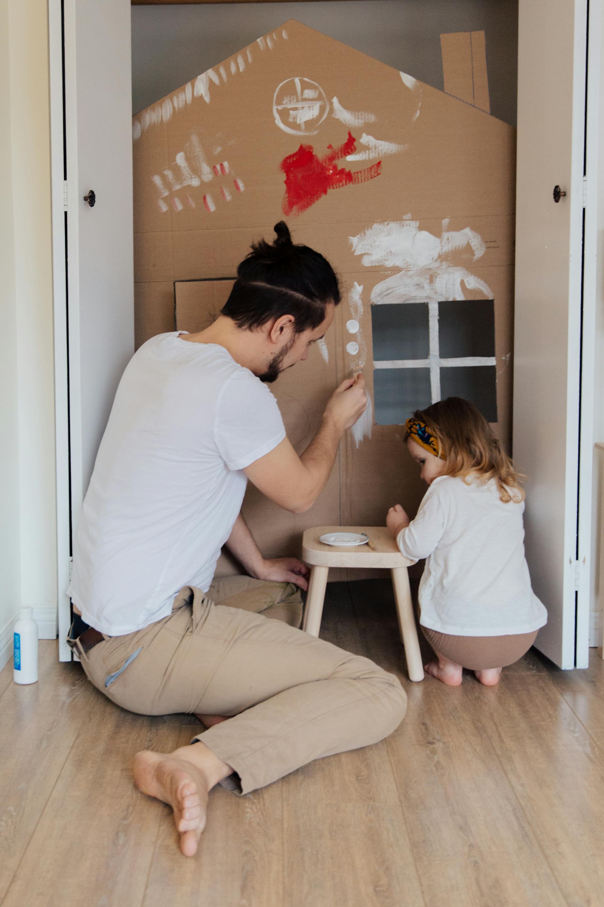 A father working on a project with his daughter | Source: Pexels