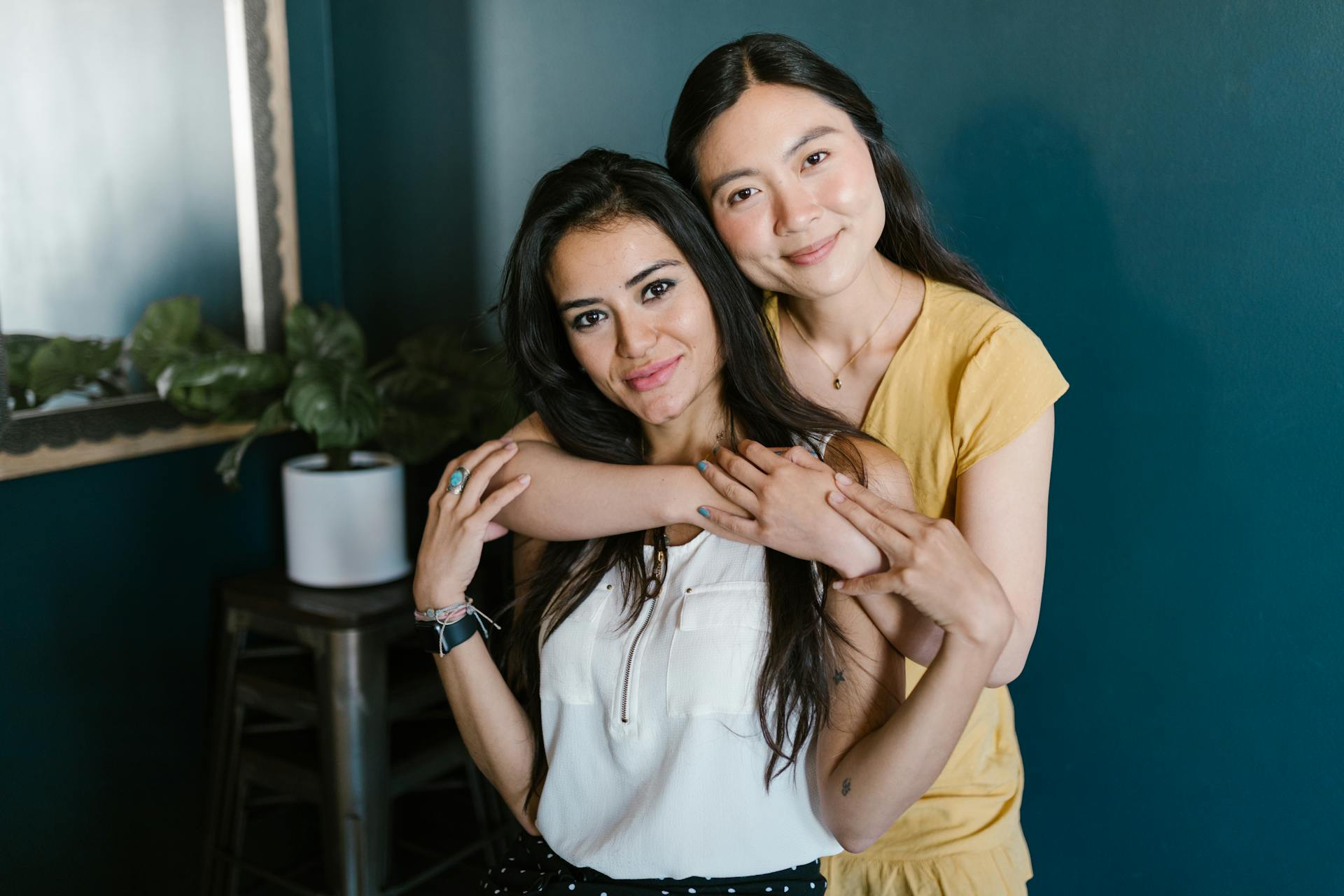 Friends embracing | Source: Pexels