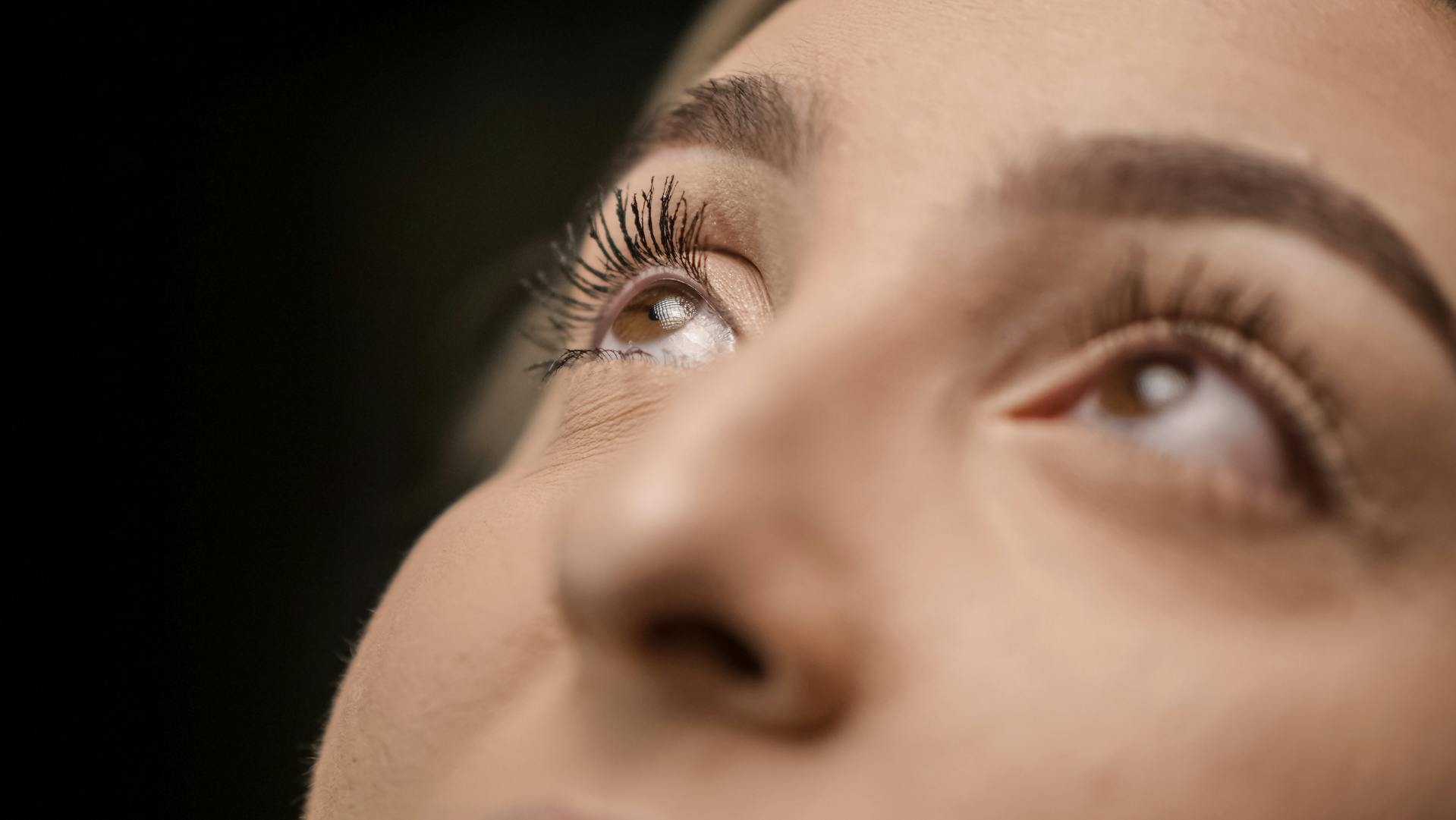 A woman glancing upwards | Source: Pexels