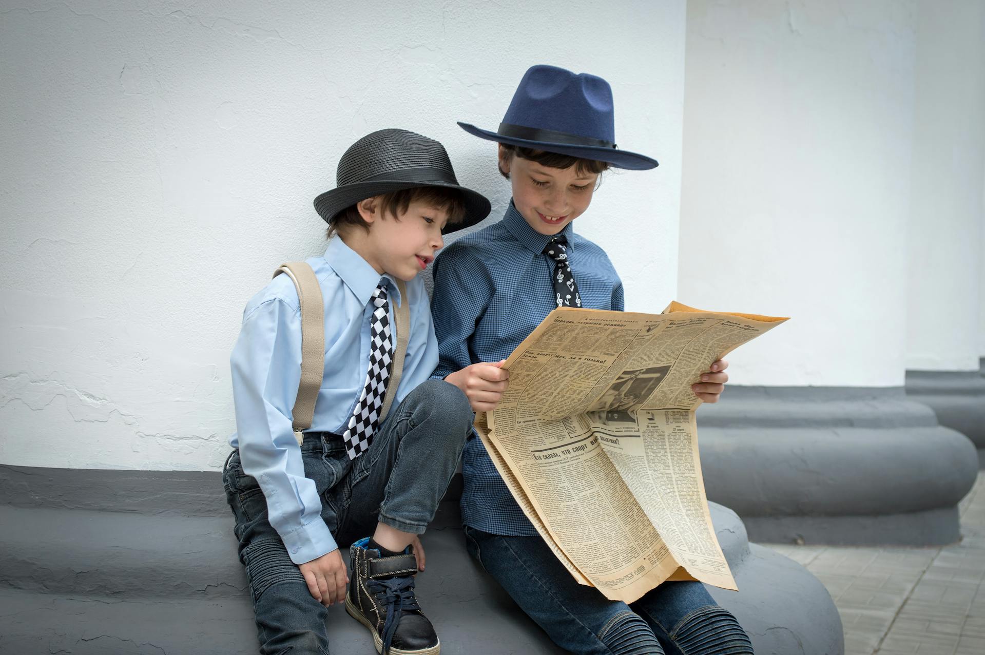 Two brothers standing together | Source: Pexels