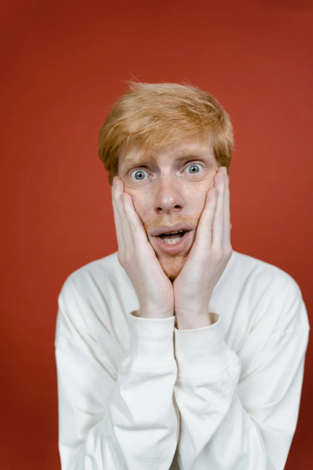 A shocked man holding his head | Source: Pexels