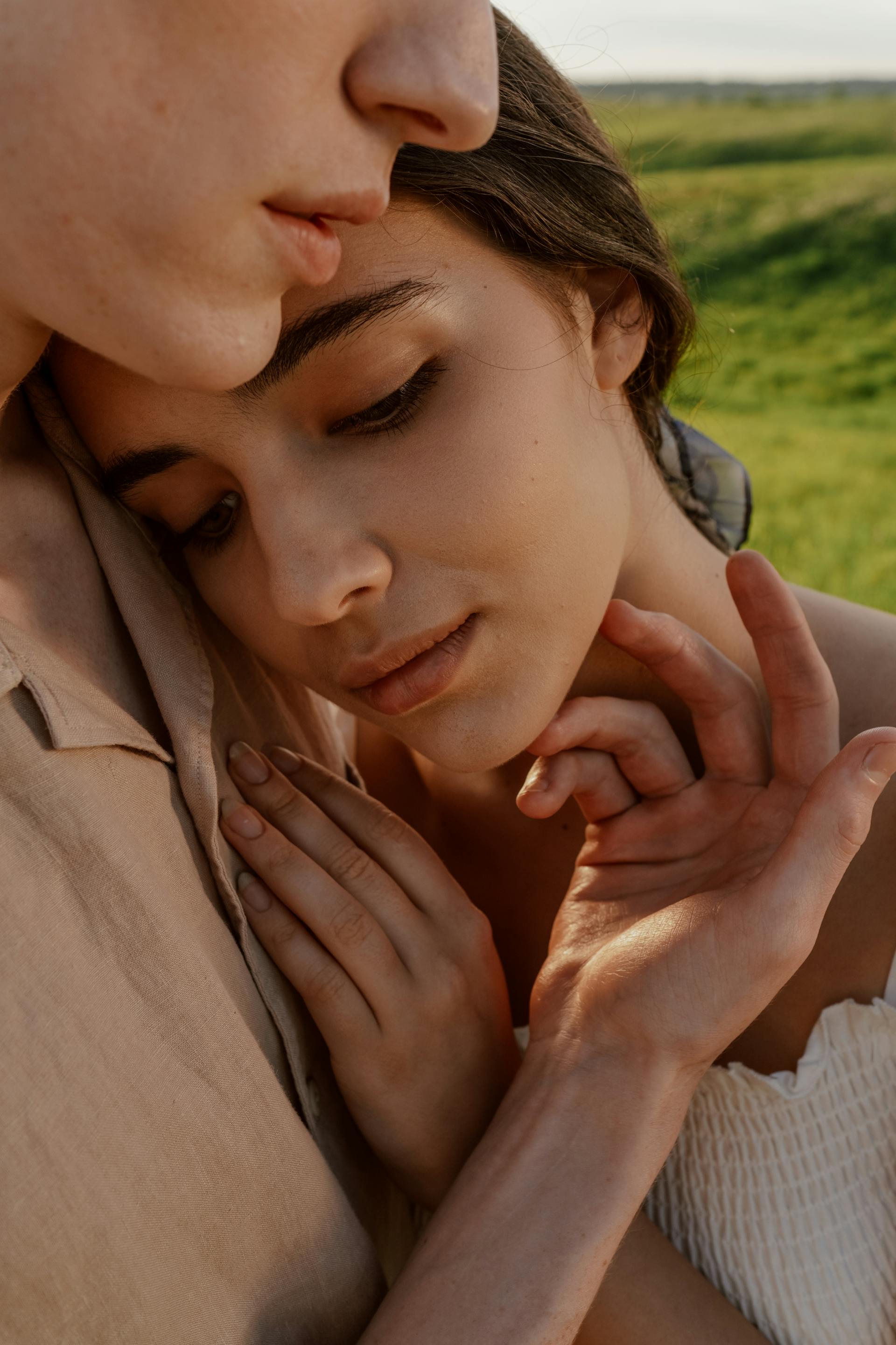 A man tenderly hugging a woman | Source: Pexels